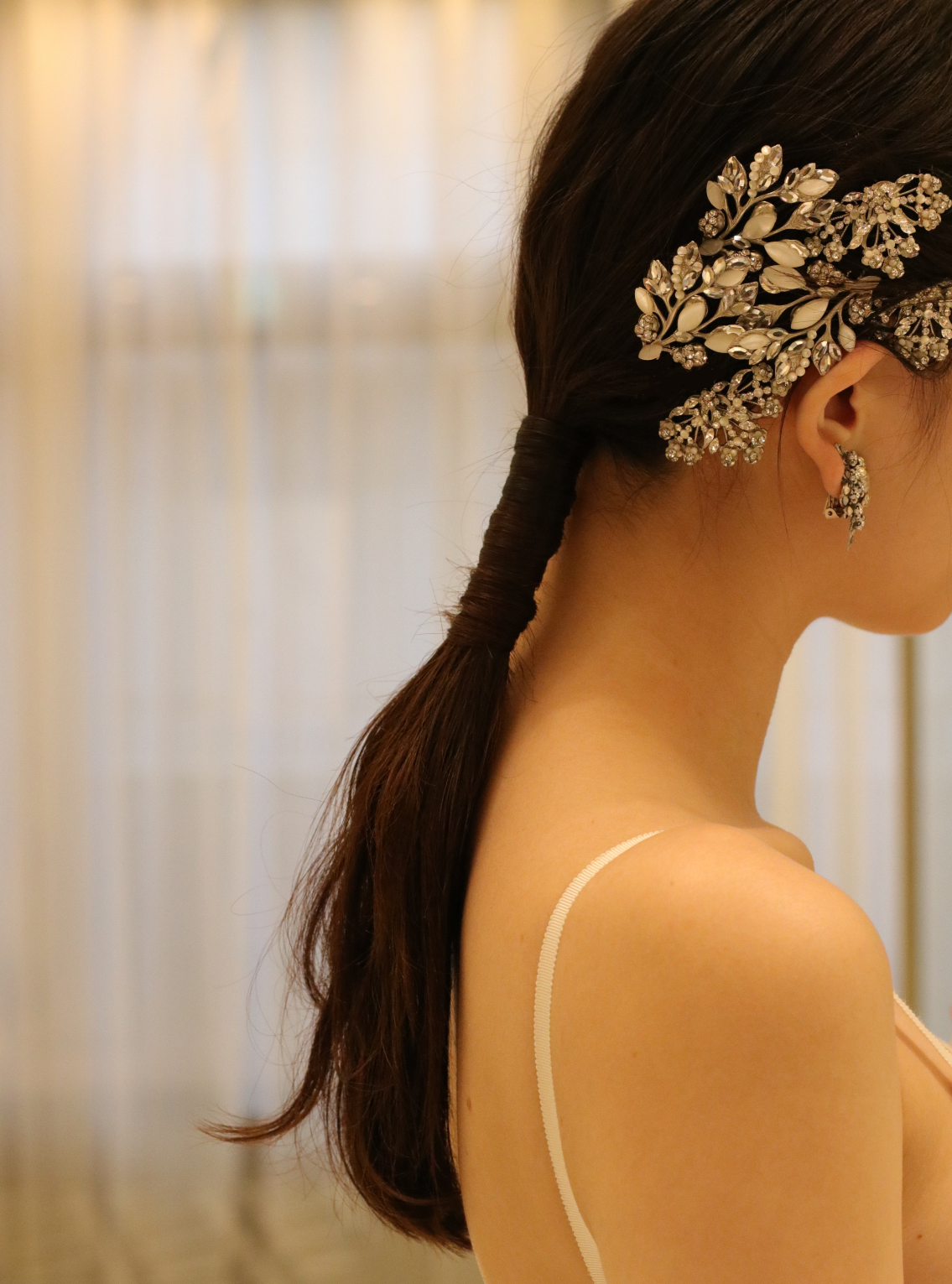 東京表参道の人気ドレスショップ、THETREATDRESSINGでは、コーディネートのプロフェッショナルがヘアスタイルからアクセサリーまで花嫁様と会場に合わせてご提案させていただきます