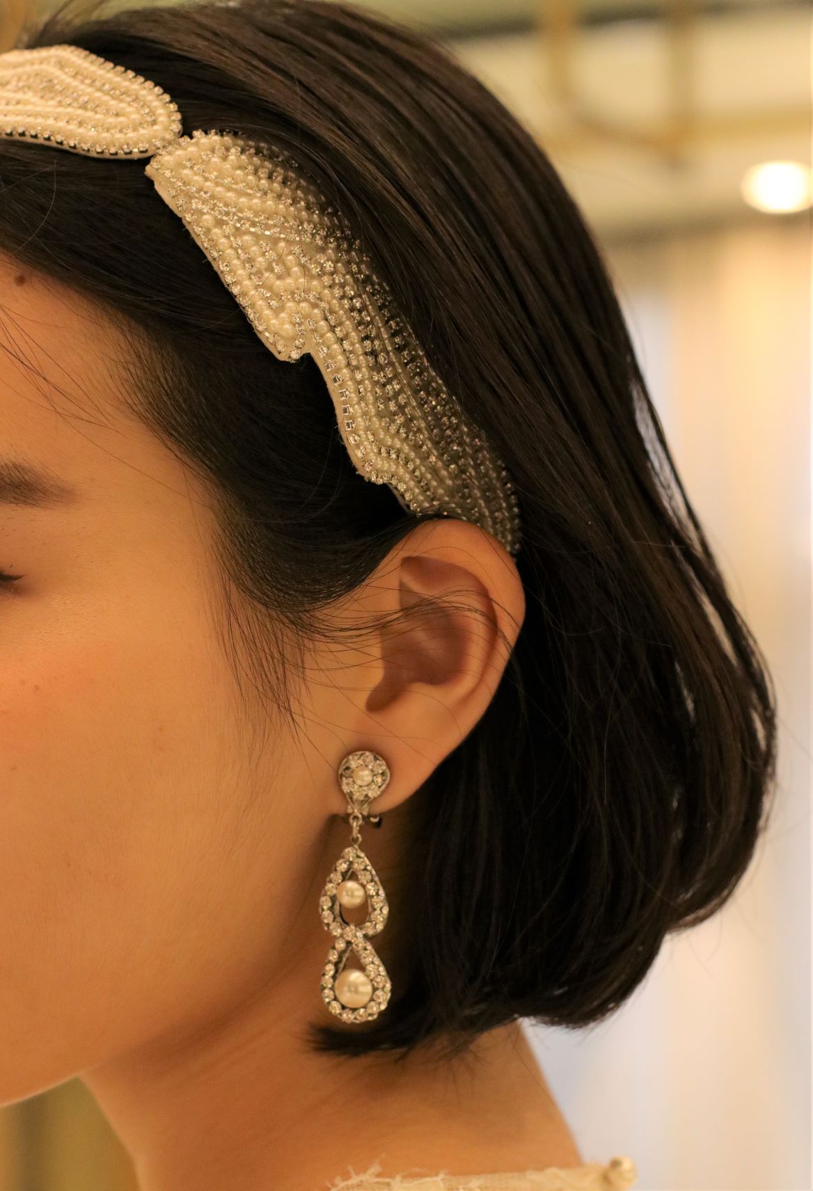 ショートヘアの花嫁様に合わせたのは、海外で人気のマリス・アンダーソンやマリア・エレナなどのレンタルアクセサリーで、フェミニンかつモダンな印象にしています