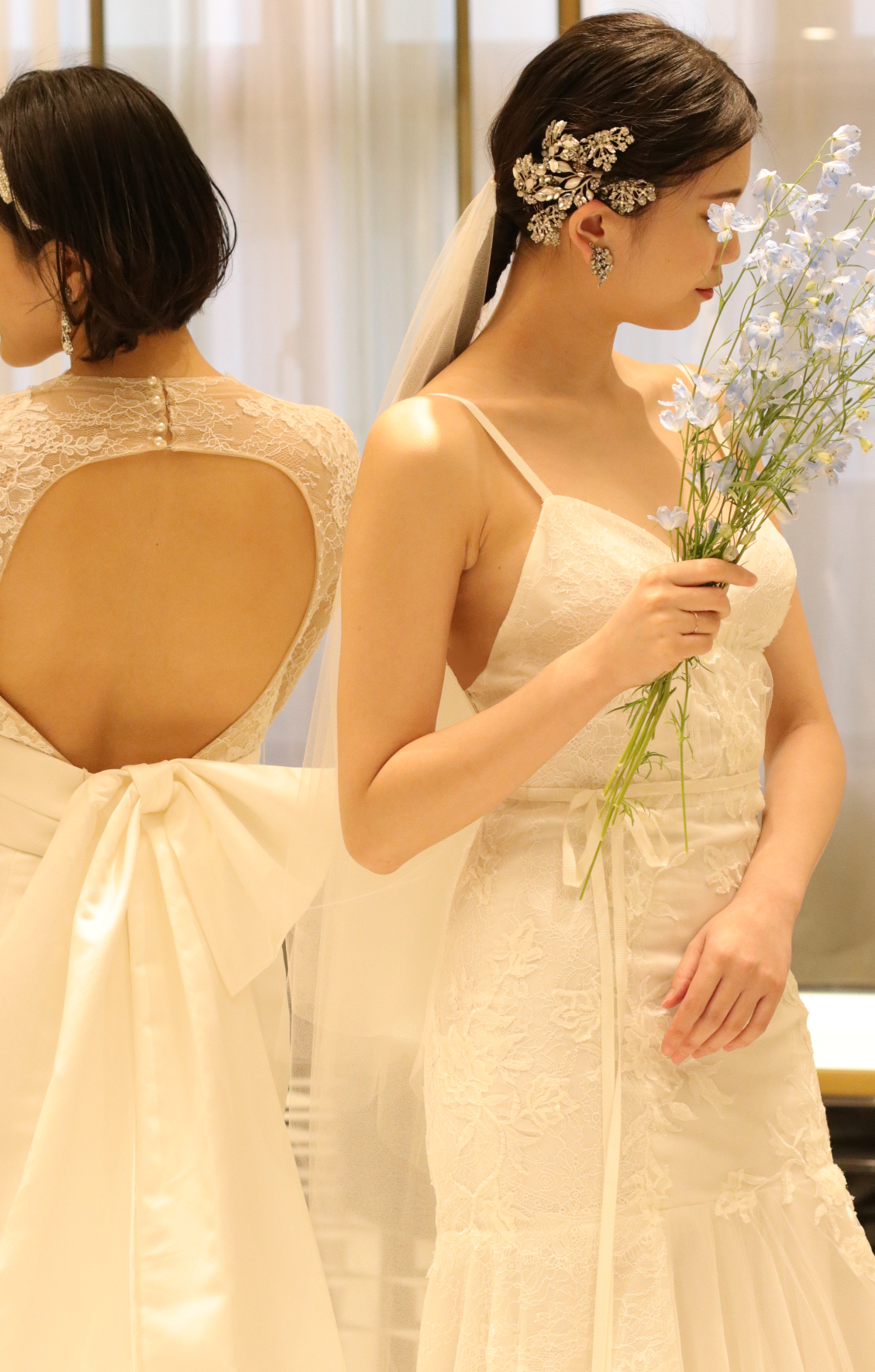 細身のラインと肩のストラップがリラックス感を演出するこちらのドレスに、ブルーのお花を合わせたコーディネートは、爽やかな夏の結婚式やアットホームなパーティーにおすすめです。