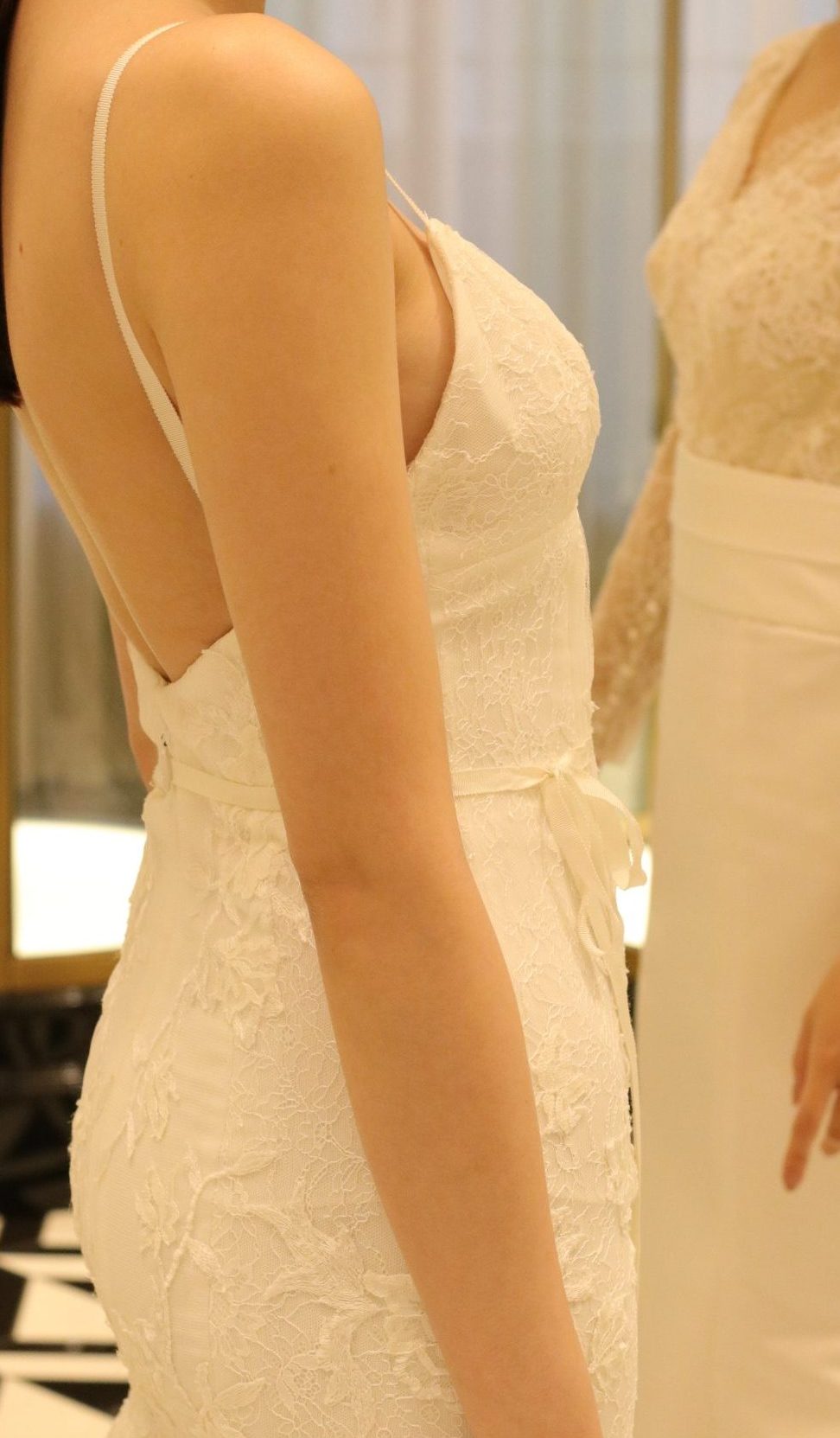 モニーク・ルイリエのセカンドラインであるブリスのドレスは、繊細なレース地がお身体のラインを柔らかく強調し、スタイルをより良く見せてくれる一着です