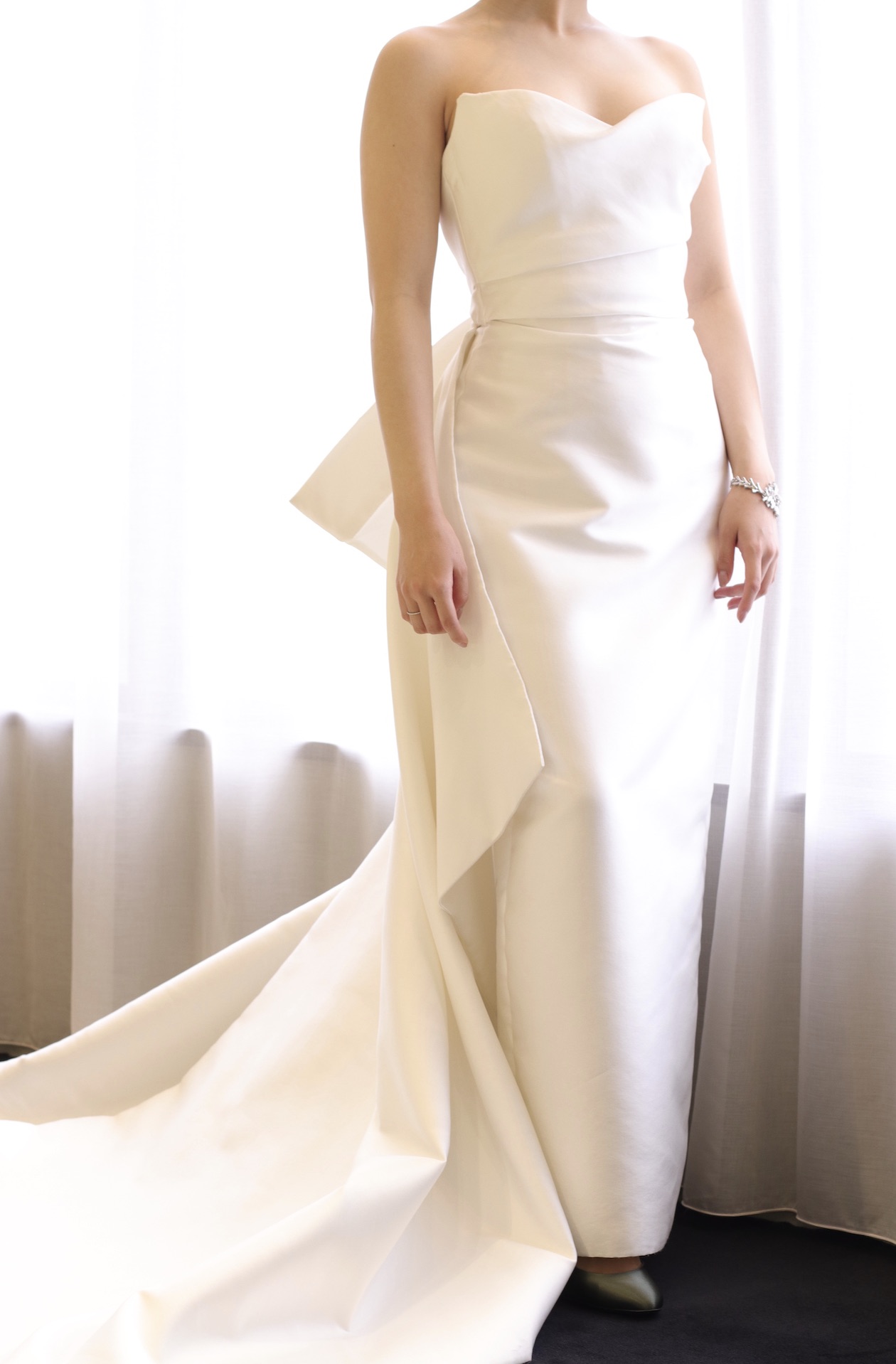 バックスタイルが映える、シンプルでモダンな印象のこちらのドレスは、パレスホテル東京やアンダーズ東京などの都会的なホテルウエディングにおすすめです