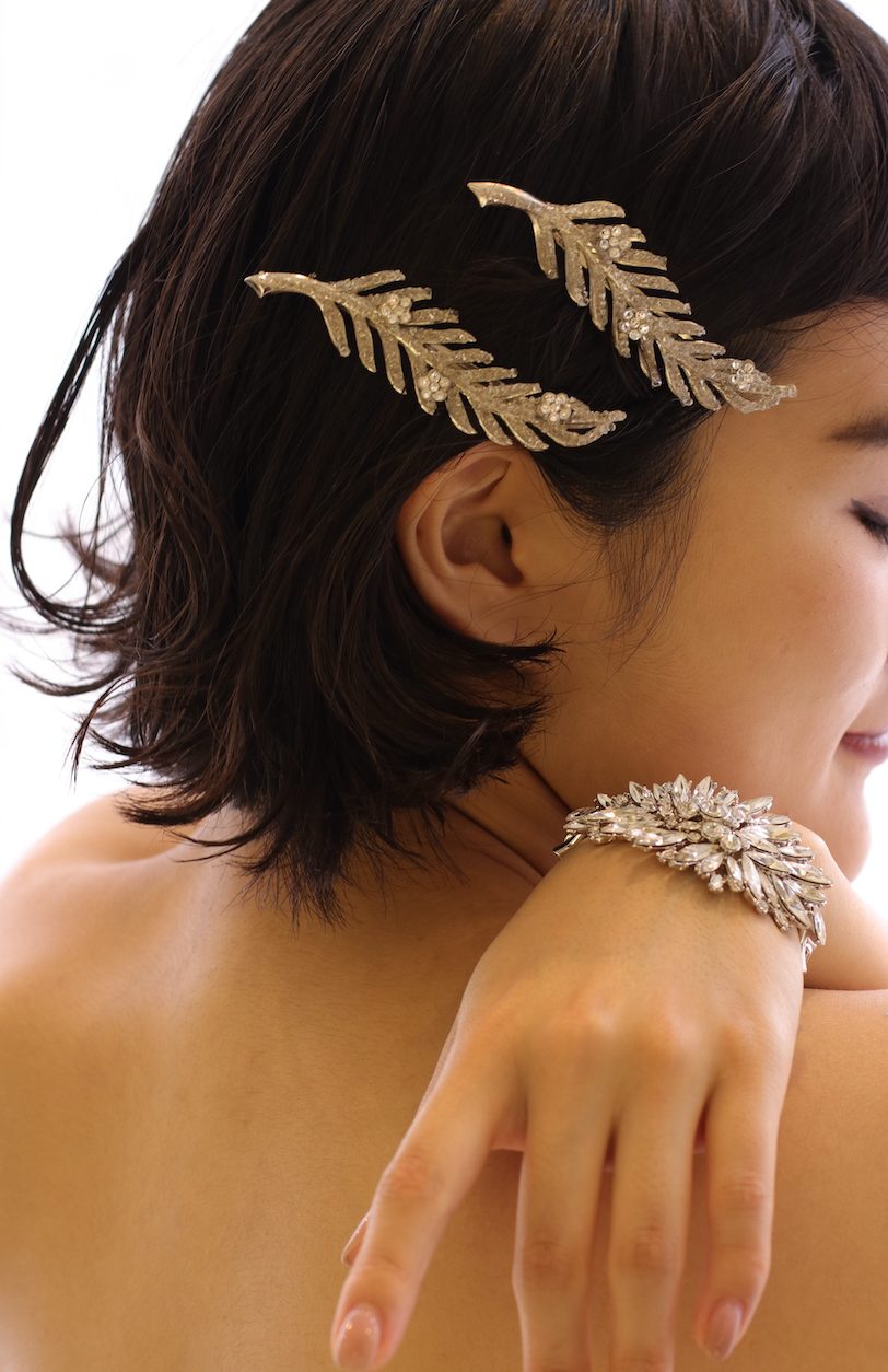 ドレスのブランドとしても有名なジェニー・パッカムのブレスレットとリーフモチーフがキャッチーなマリア・エレナのヘアピンで、おしゃれ花嫁のための上級者コーディネートに仕上げます。