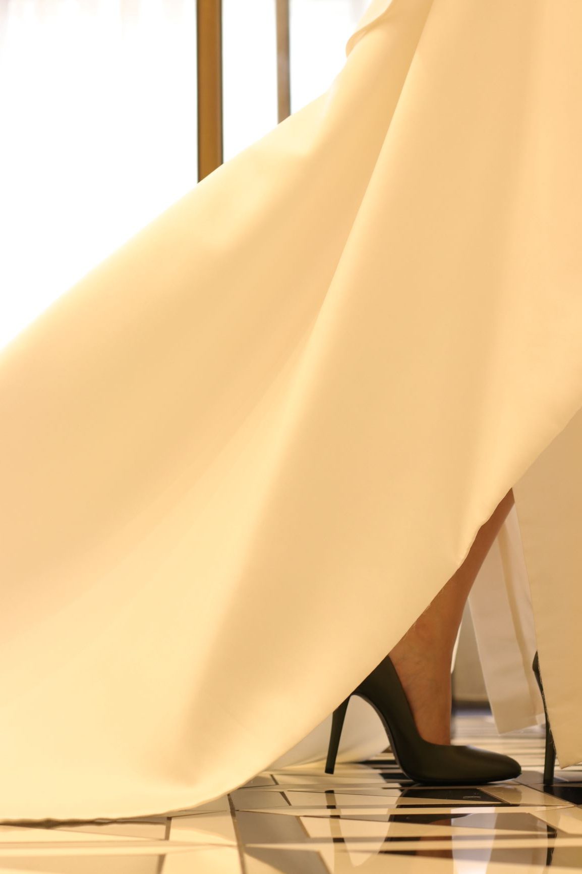 トレンド感のあるスリットデザインには、自分らしいお洒落なウェディングシューズを合わせ、他の人とは被らない心から愛せるスタイルでゲストの注目を集めます