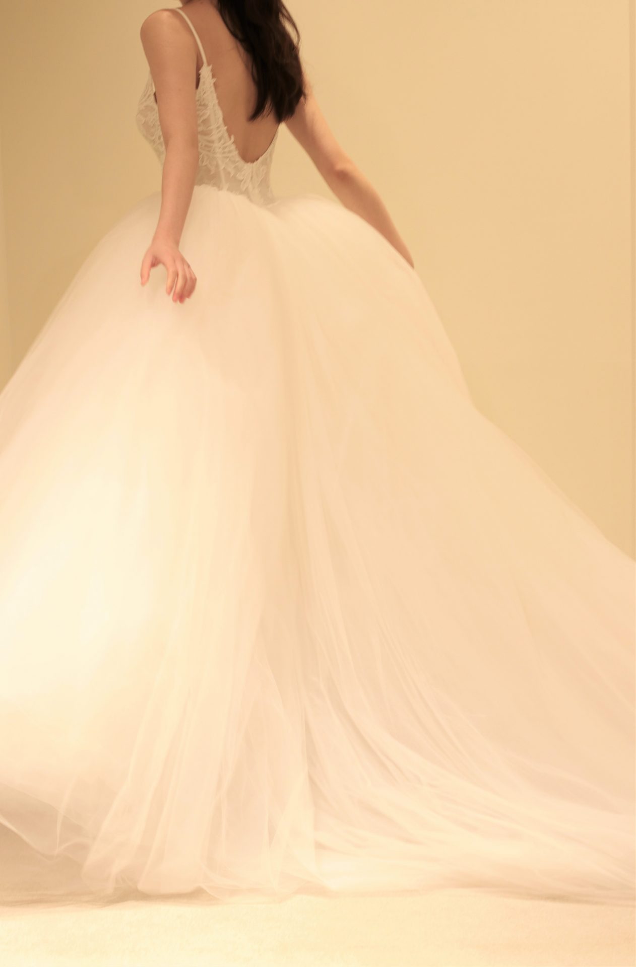 アディション店に入荷した軽やかなチュールドレスは、ガーデンウェディングやレストランウェディングでの結婚式をお考えの花嫁様にもお勧めしたいシンプルかつナチュラルな人気のウェディングドレスです