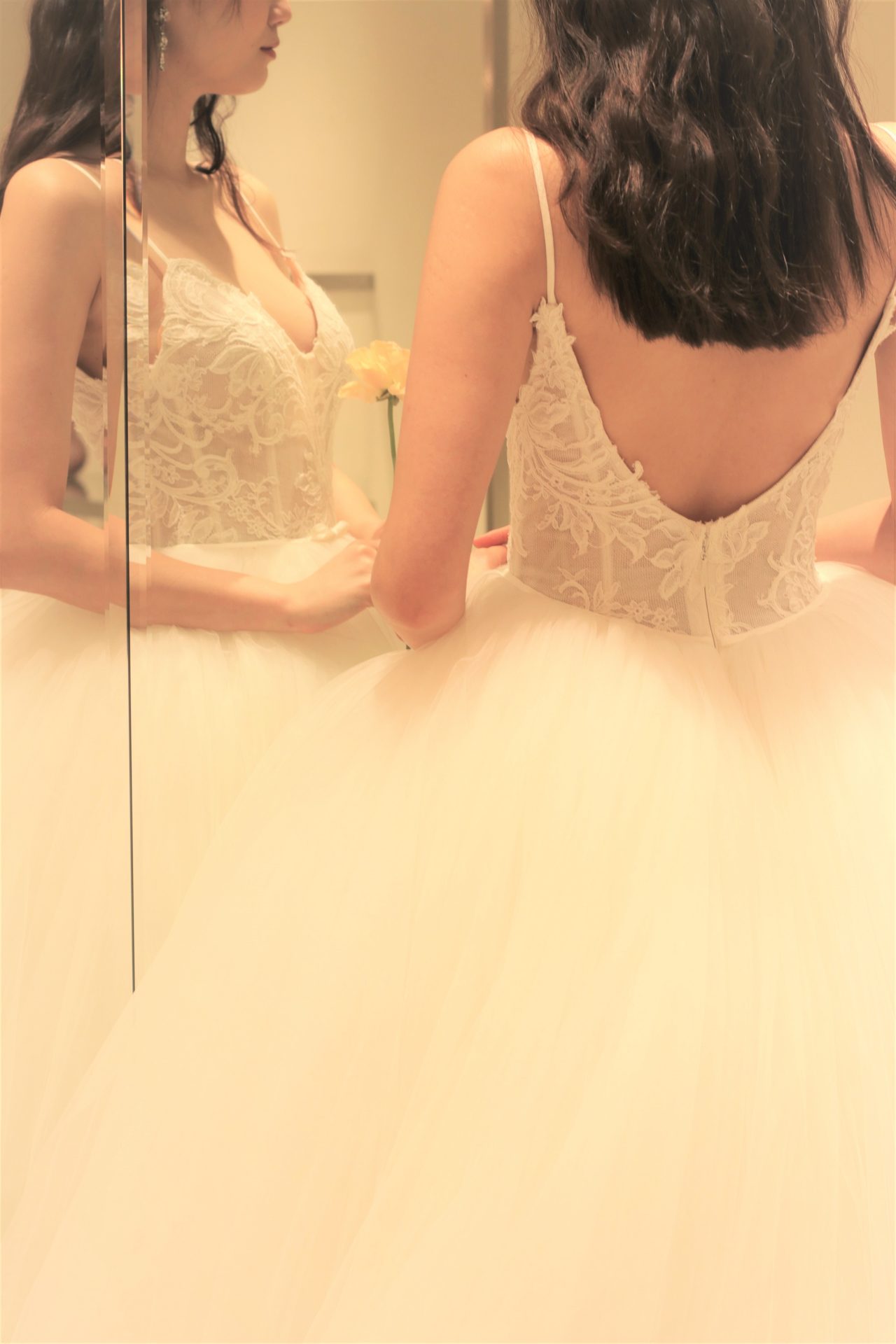 東京表参道のドレスショップTHETREATDRESSING ADDITION店では、上質なホテルウェディングの広い披露宴会場にも映えるプリンセスラインのウェディングドレスもお取り扱いしています