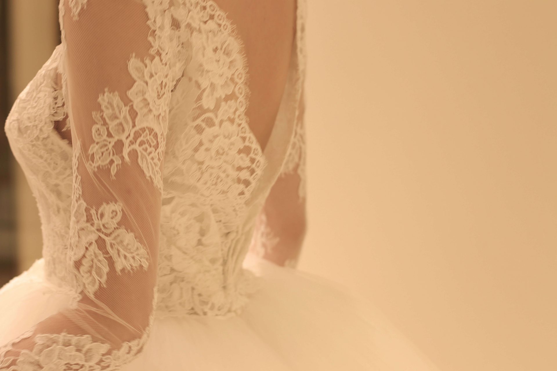 夏の結婚式やアットホームなウェディングシーンにもお勧めしたいコーディネートアイテムは海外ブランドからインポートした涼しげな印象のシースルーのレースボレロです