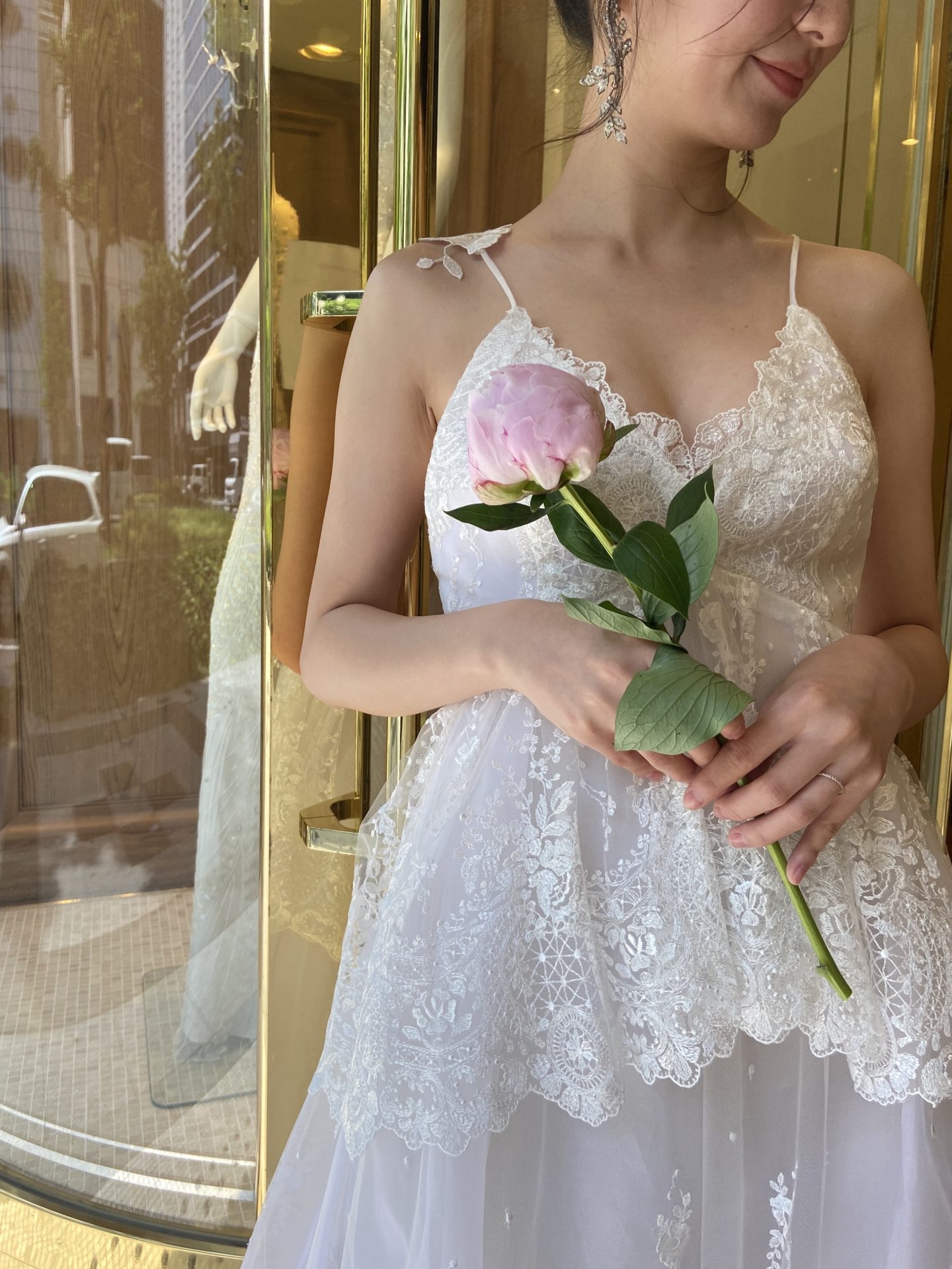 ザ・トリートドレッシング大阪店に入荷した、エリザベス・フィルモアの肩のモチーフが女性ごころくすぐるナチュラルな新作ウエディングドレス