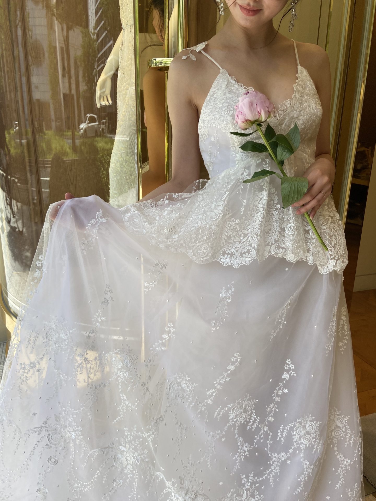 THE TREAT DRESSINGの刺繍が繊細で綺麗な華奢な新婦様に似合われるウエディングドレス