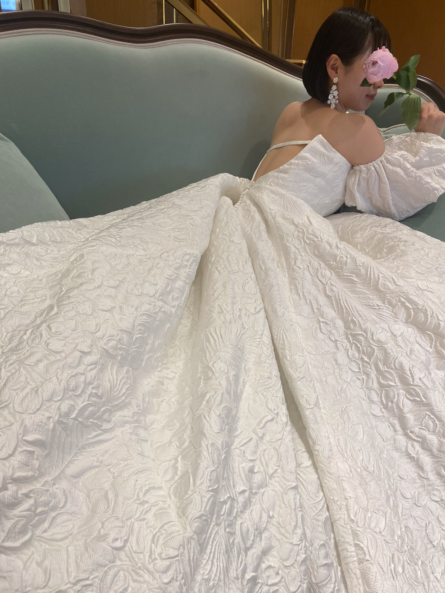 ザ・ガーデンオリエンタル大阪に映えるジャガード織りの立体的な模様が美しいAラインの大胆に背中が空いたウェディングドレス