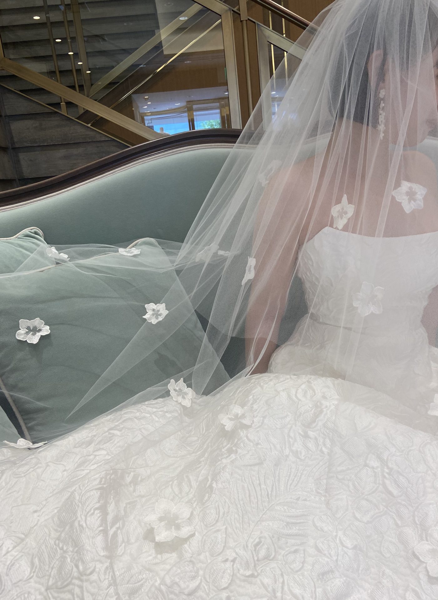 ザ・ガーデンオリエンタル大阪の挙式で立体的なフラワーがモチーフのベールと大ぶりのイヤリングで華やかかつ上品で美しいコーディネート