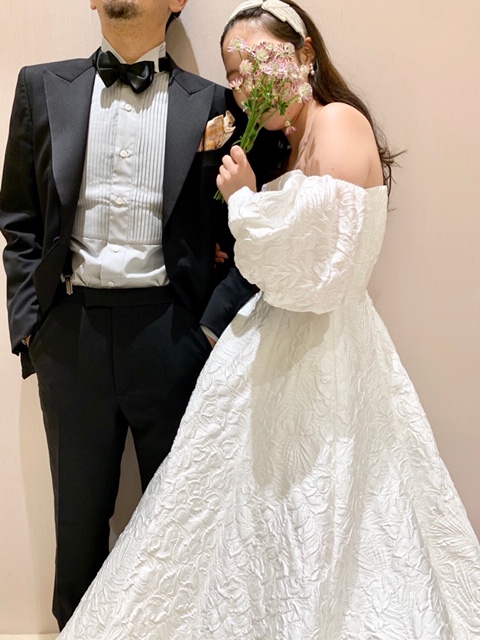 フェミニンに着こなせるオフショルダーのパフスリーブが印象的なレラローズの新作ウエディングドレス