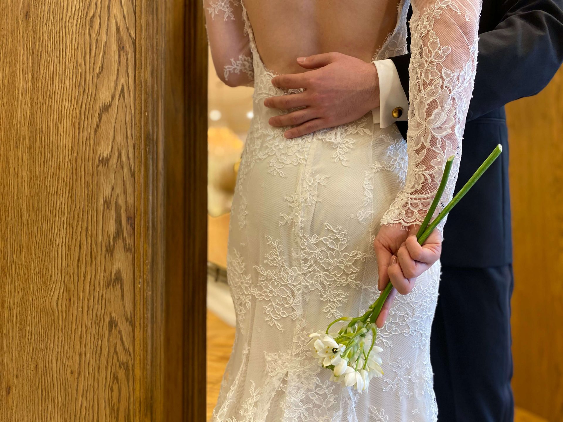 モニークルイリエのマーメイドライン総レースが美しいロングスリーブのウェディングドレス