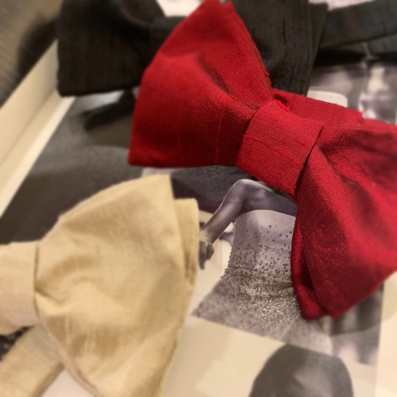 ザ・トリートドレッシングのタキシードに合わせるセブンフォールドの手結び蝶ネクタイ