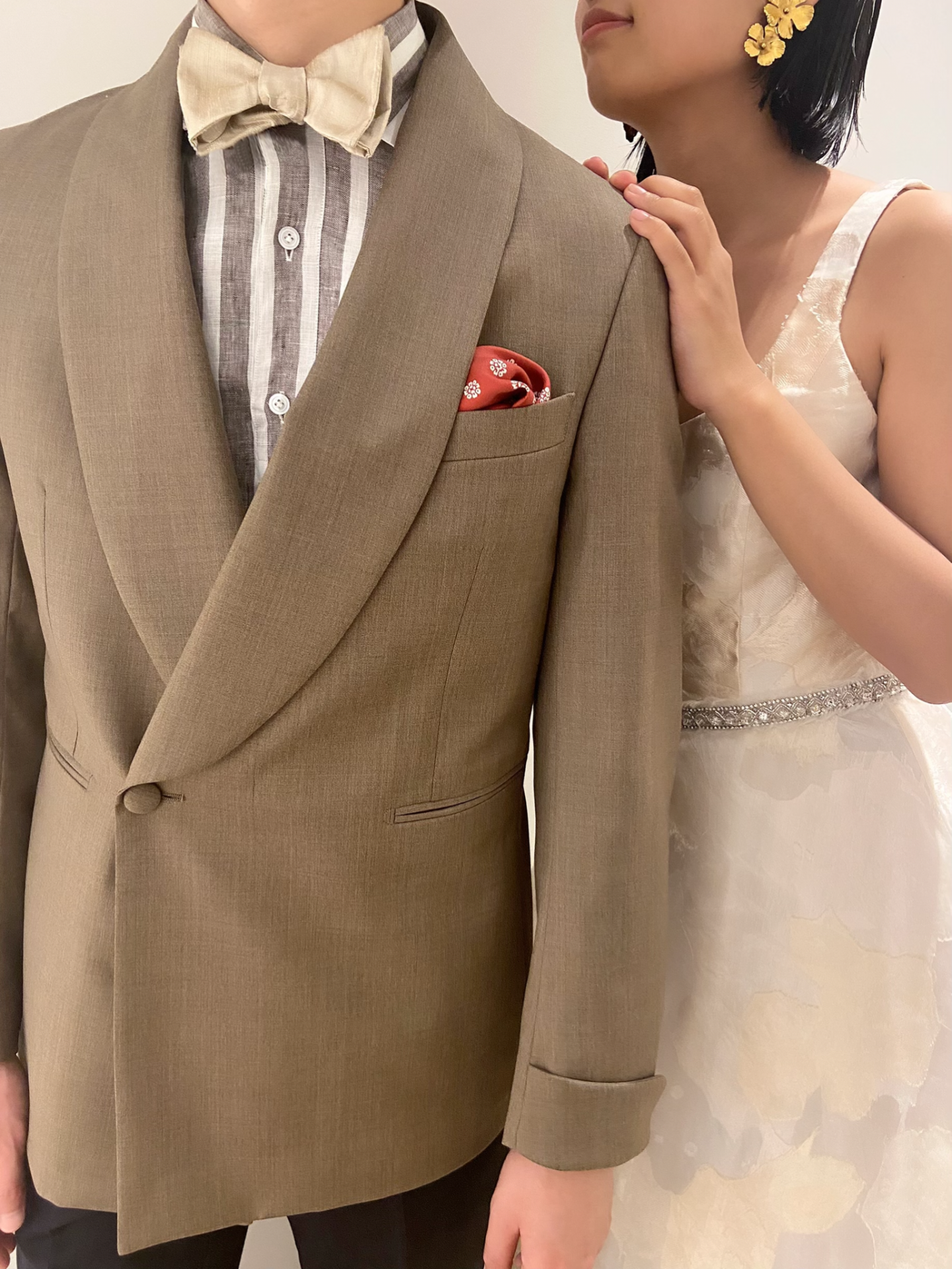 ゴールドのカラードレスと相性のいいブラウンジャケットを使用した新郎様のコーディネート