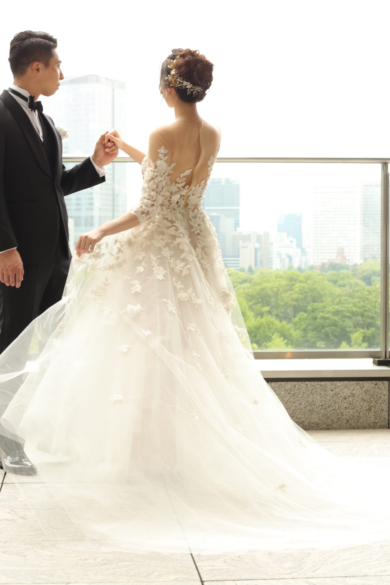 ヌーディーカラーのウェディングドレスには、ゴールド系のヘッドアクセサリーやイヤリングを合わせることで、ナチュラルで暖かみのあるアットホームな雰囲気のブライズスタイルに仕上がります