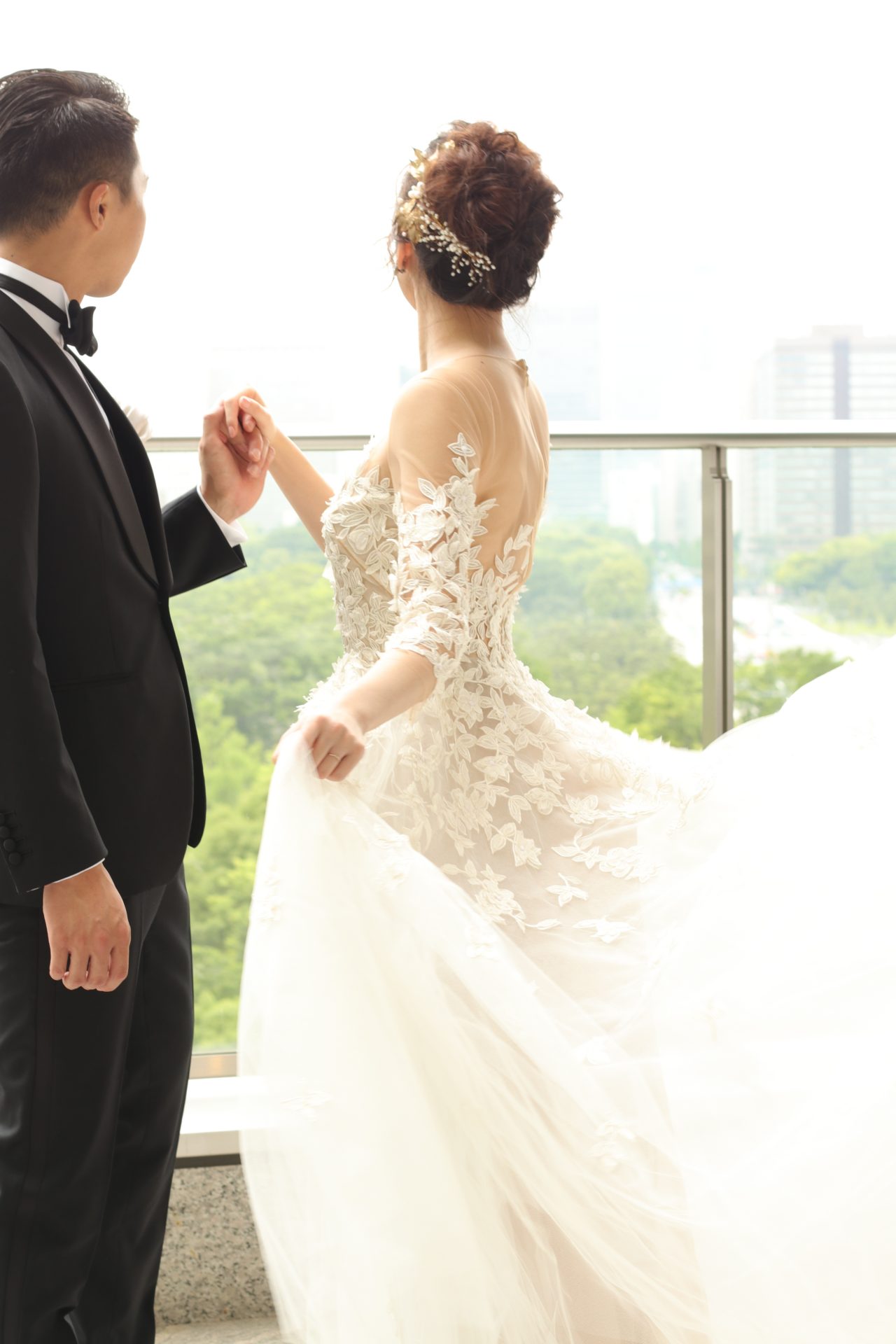 太陽光がたっぷり差し込む開放的な結婚式会場でお召しいただきたいのは、繊細なシルク素材のチュールスカートが動くたびにふんわりと広がるオスカー・デ・ラ・レンタのAラインドレスです