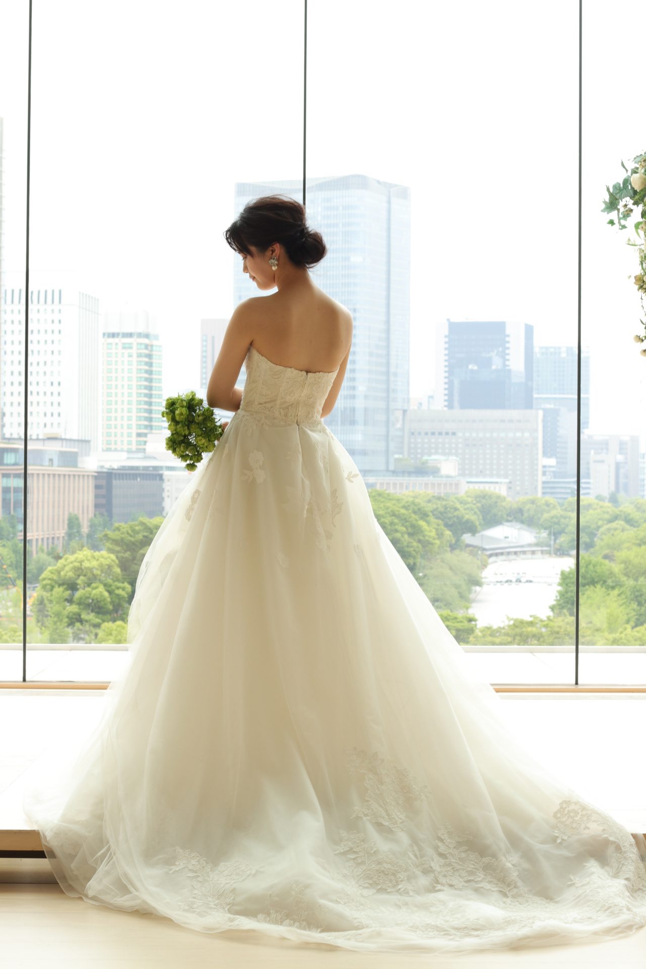 最近花嫁様に大人気のニューヨーク発キャロリーナ・ヘレラのウェディングドレスは、長めのトレーンと裾元に施された大振りのカットレースが目を引き、バックスタイルも華やかにお召しいただけます