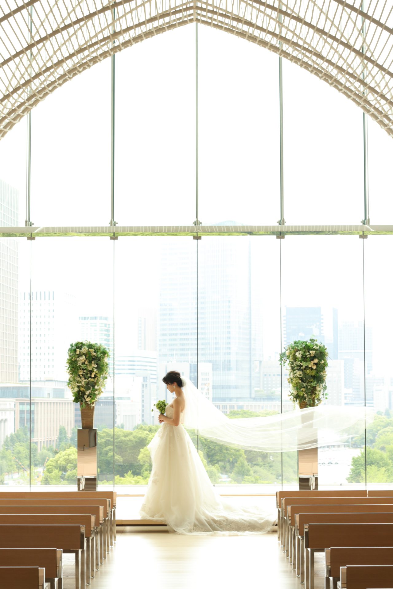 東京丸の内の景色が一望できるパレスホテル東京のチャペルでは、ザ・トリート・ドレッシング アディション店が取り扱う洗練されたデザインのインポートドレスをお召しいただくことで、格式高いホテル婚を叶えられます
