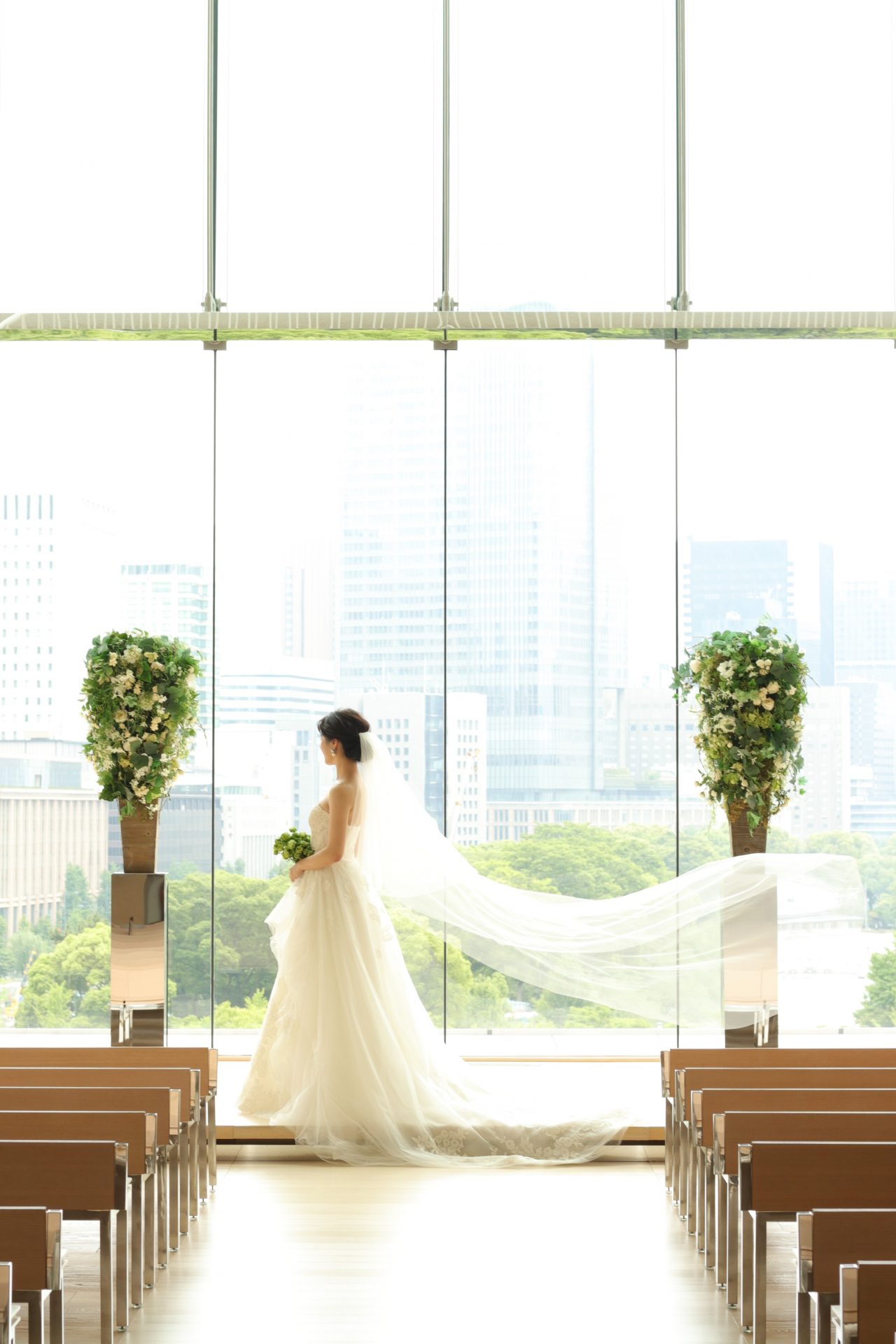 THETREATDRESSING ADDITION店の提携会場であるパレスホテル東京の広いチャペルや披露宴会場でも圧倒的な存在感を放つのは、自然な広がりが美しいAラインのチュールドレスです