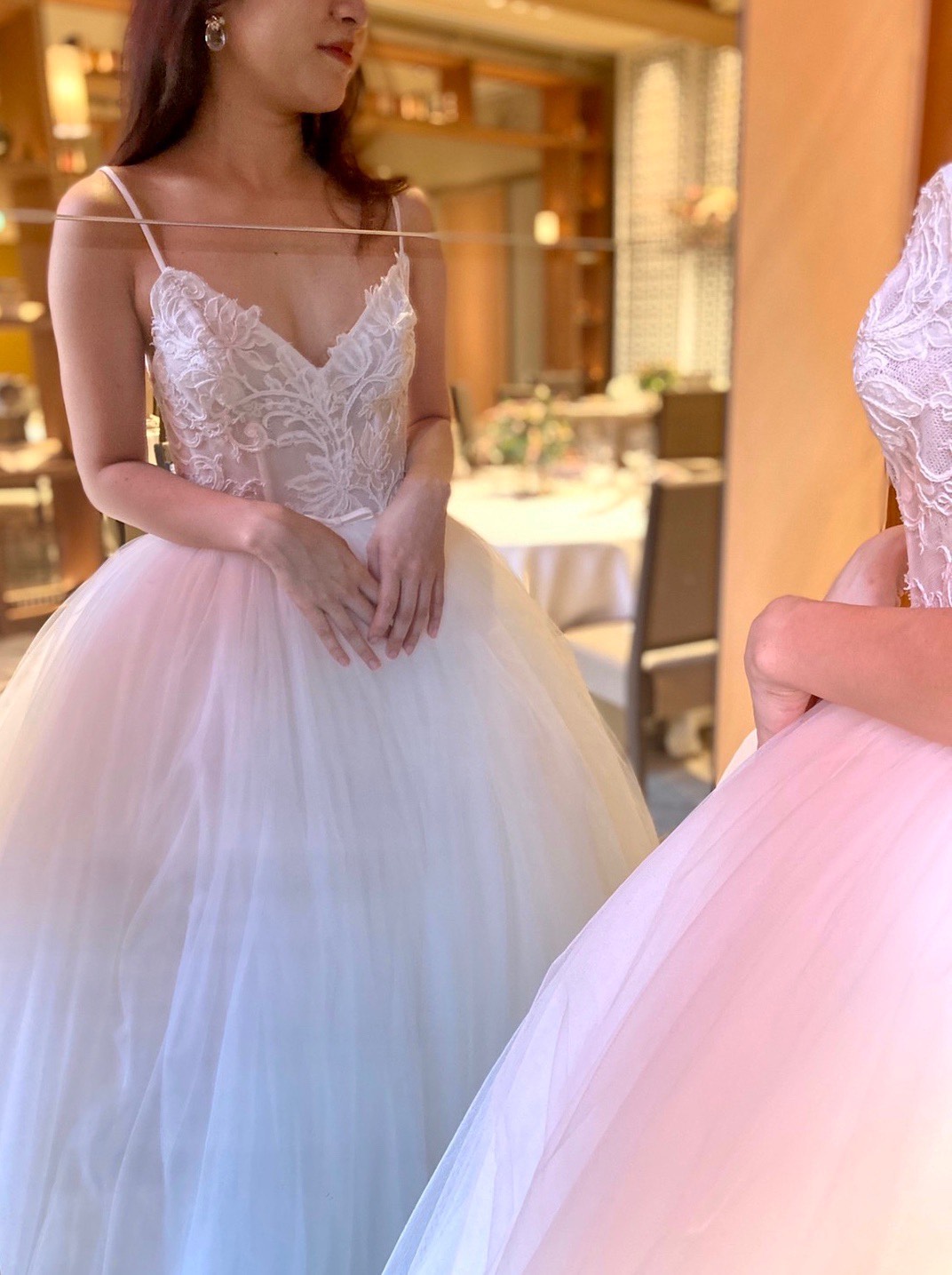 モニーク・ルイリエが手掛ける、刺繍があしらわれたキャミソールタイプの福岡店のウエディングドレス