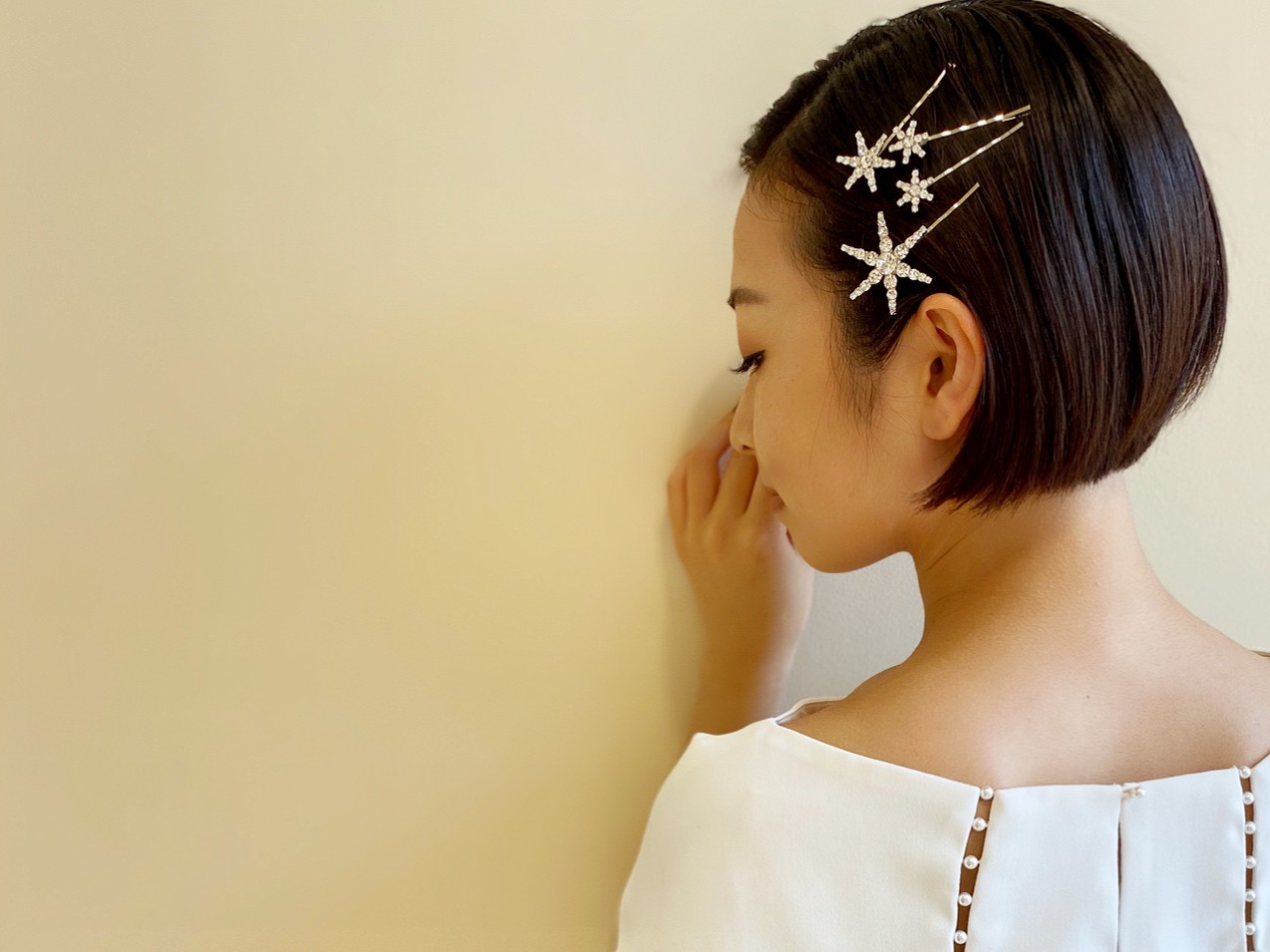 ボブスタイルにも合うジェニファーベアの星モチーフのヘッドアクセサリー