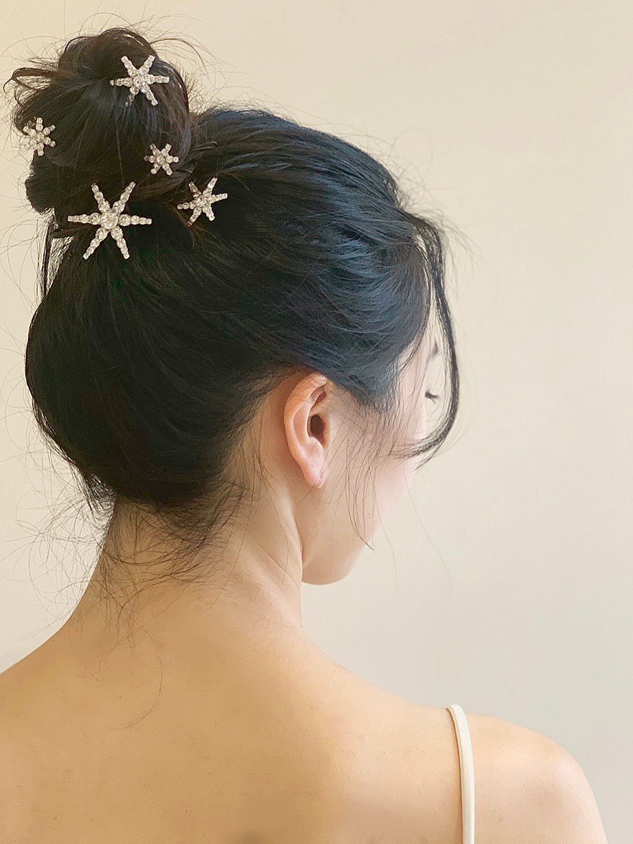 柔らかいアップスタイルにもお勧めのジェニファーベアの星モチーフのシルバーのヘッドアクセサリー
