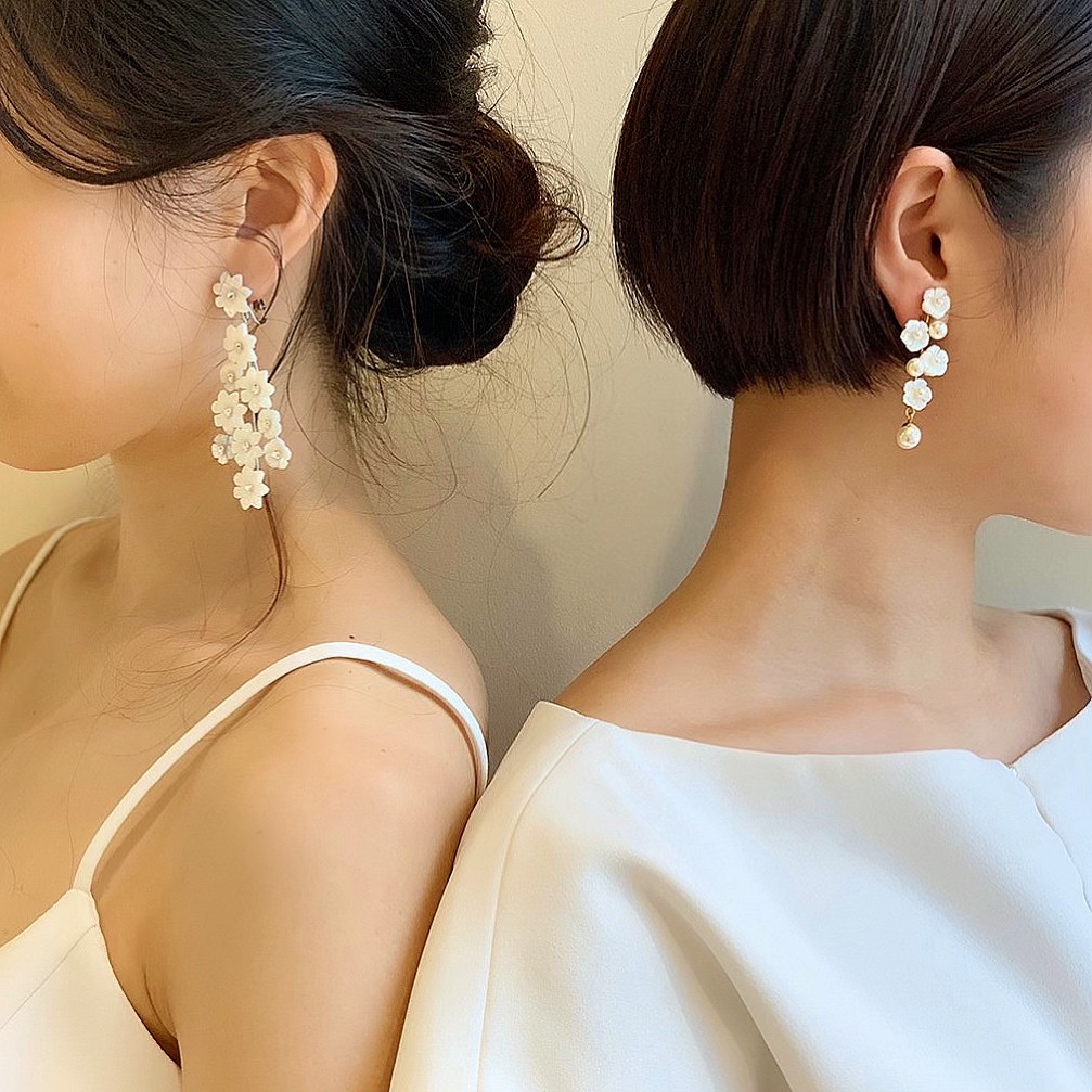 トリートドレッシング京都店に入荷した、小花とパールのモチーフが可憐なパーティーシーンにお勧めのイヤリング