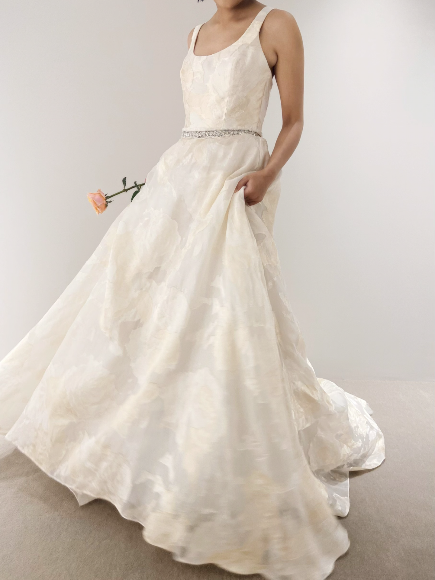 THE TREAT DRESSINGのジャガード織のフラワーモチーフが施されたゴールドのカラードレス