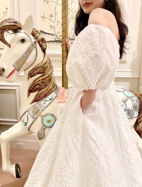 トリートドレッシング旧居留地店に届いたパフスリーブ付きオフショルダーのレラローズ新作ウエディングドレス