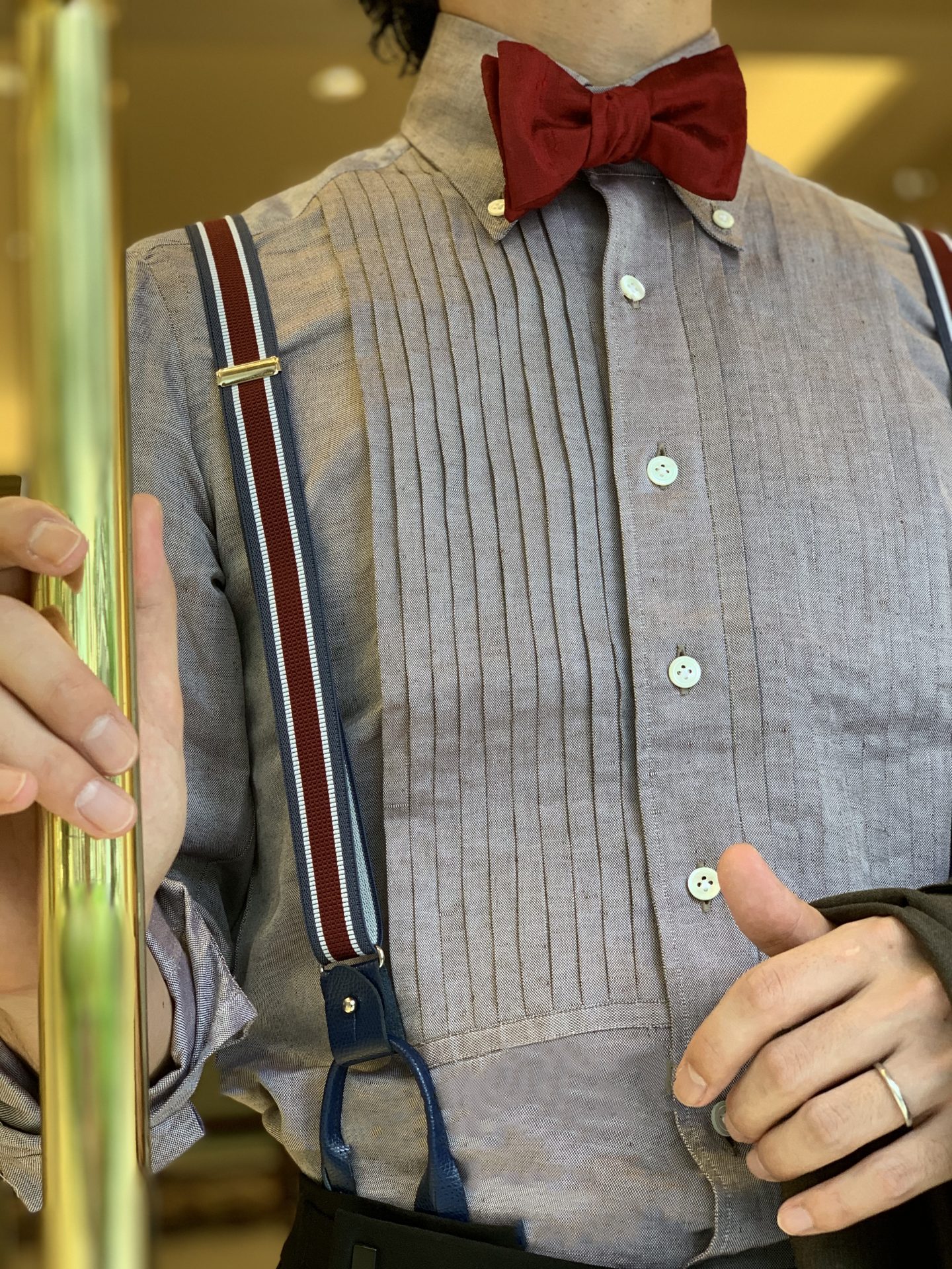 ザ・トリートドレッシング大阪店にあるプリーツシャツやサスペンダーを合わせたファッショナブルなお色直しコーディネート