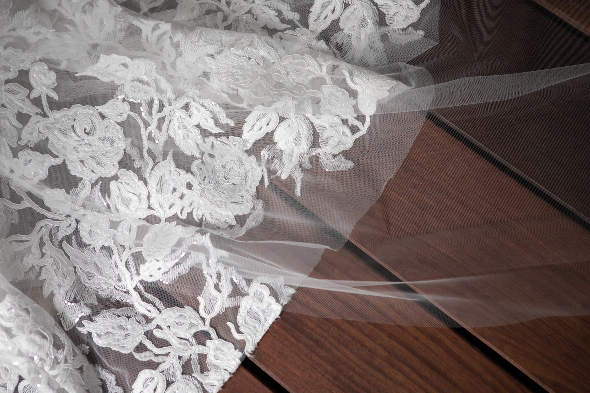 ナチュラルでアットホームなお式を予定されている花嫁様におすすめのザ・トリートドレッシング名古屋店にて人気のモニークルイリエのレースが美しいウェディングドレス