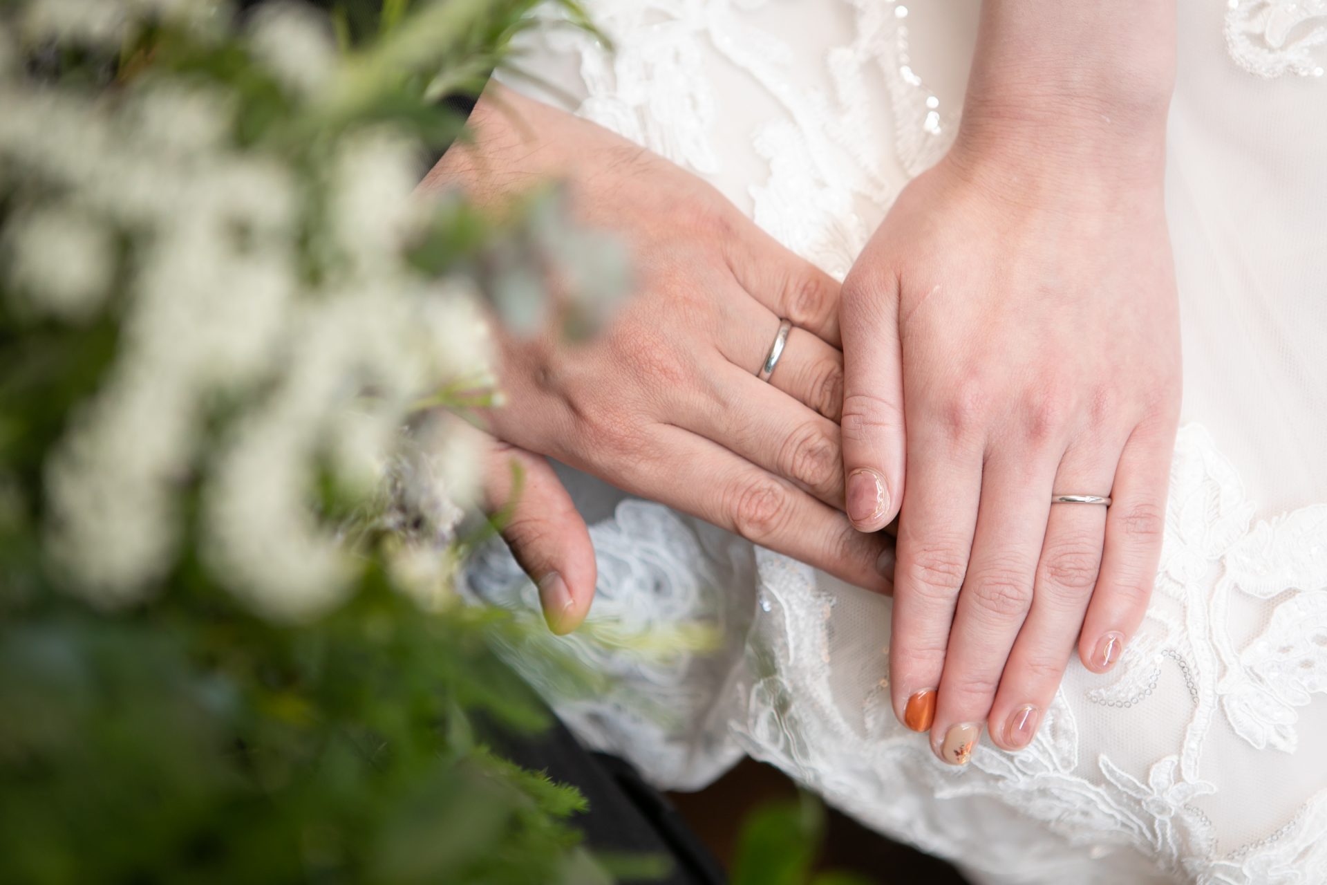 ナチュラルでアットホームなお式を予定されている花嫁様におすすめのザ・トリートドレッシング名古屋店にて人気のモニークルイリエのレースが美しいウェディングドレス