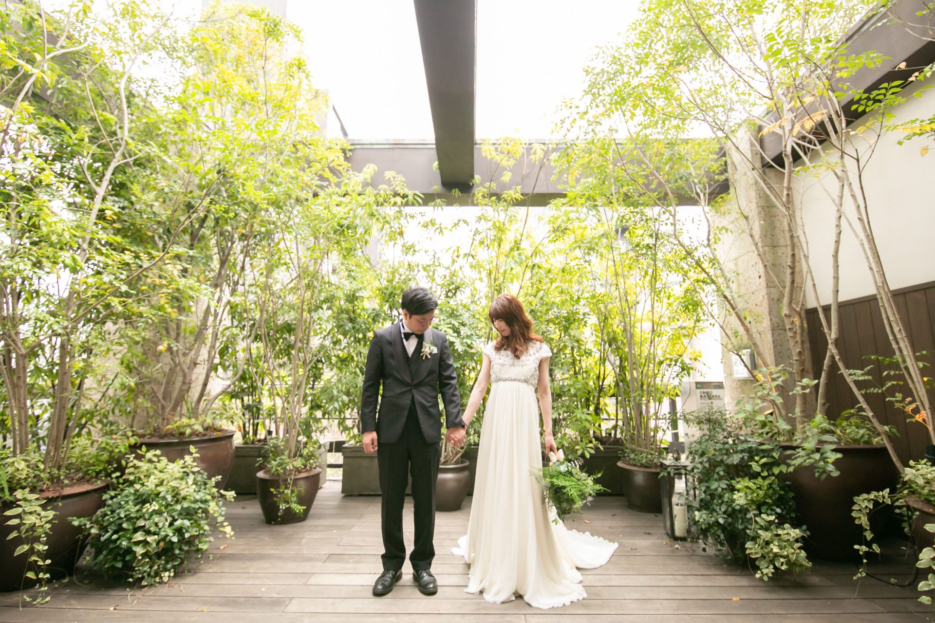 ザ・トリートドレッシング名古屋店にて人気のビジューやビーディングが美しいジェニーパッカムのナチュラルでリラックス感のあるウェディングドレス