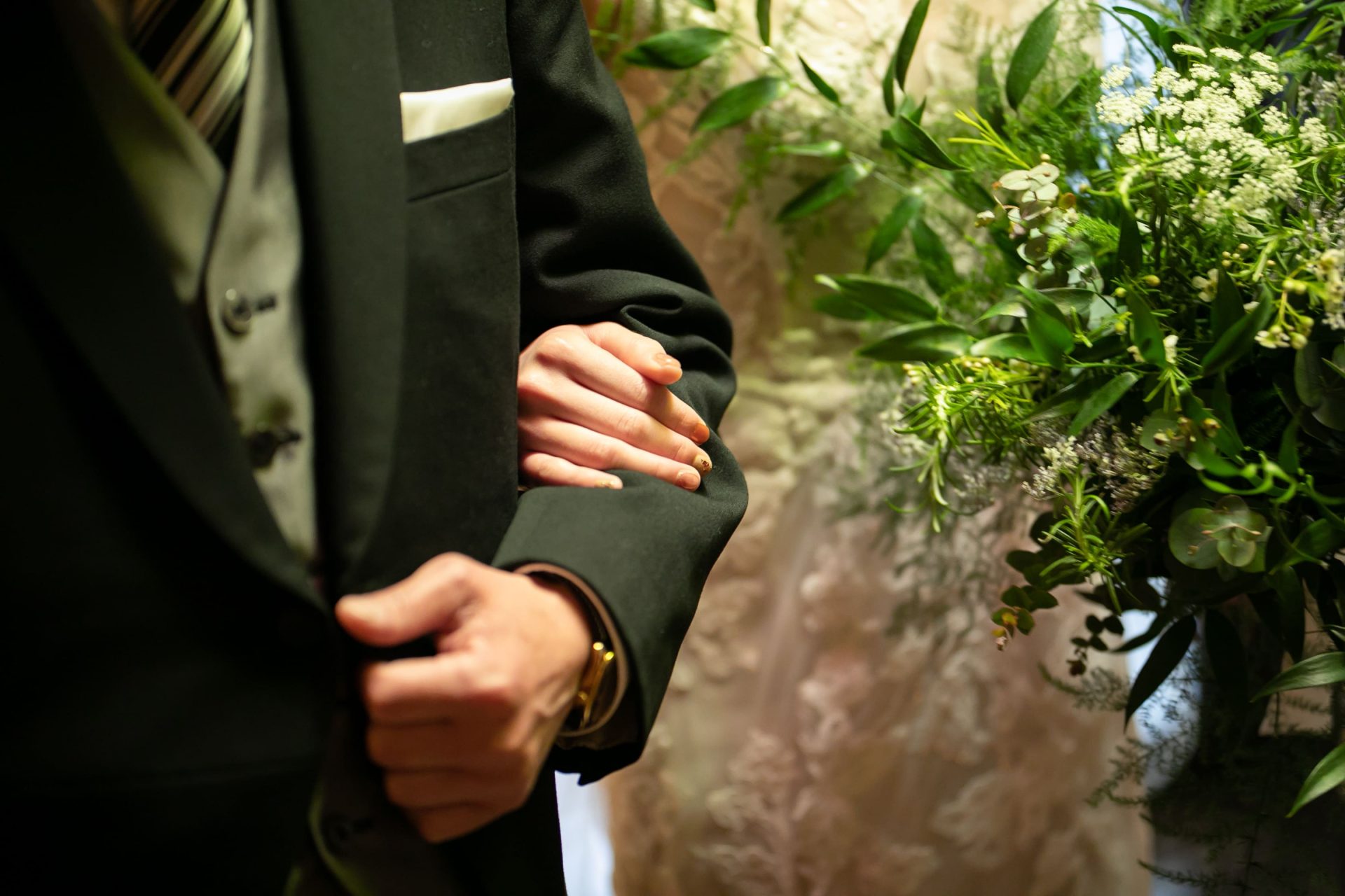 ナチュラルでアットホームなお式を予定されている花嫁様におすすめのザ・トリートドレッシング名古屋店にて人気のモニークルイリエのレースが美しいウェディングドレス