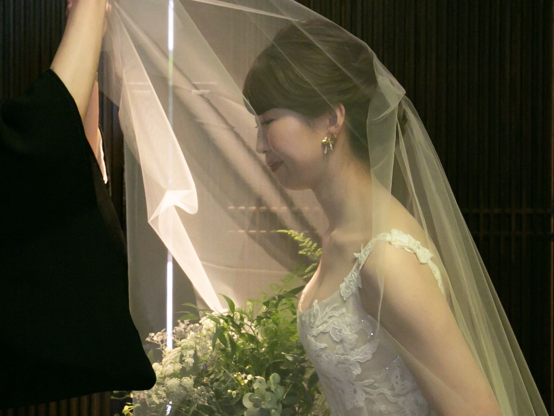 ナチュラルでアットホームなお式を予定されている花嫁様におすすめのザ・トリートドレッシング名古屋店にて人気のモニークルイリエのレースが美しいウェディングドレス