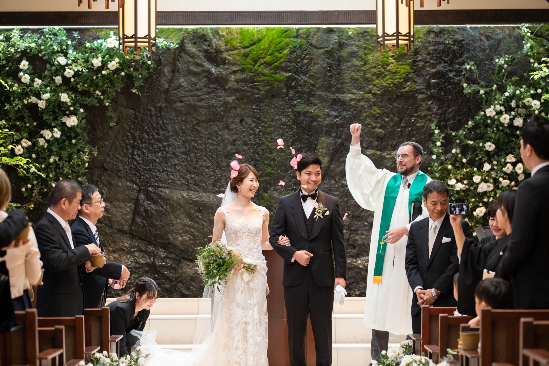 ナチュラルでアットホームなお式を予定されている花嫁様におすすめのザ・トリートドレッシング名古屋店にて人気のモニークルイリエのレースが美しいウェディングドレス