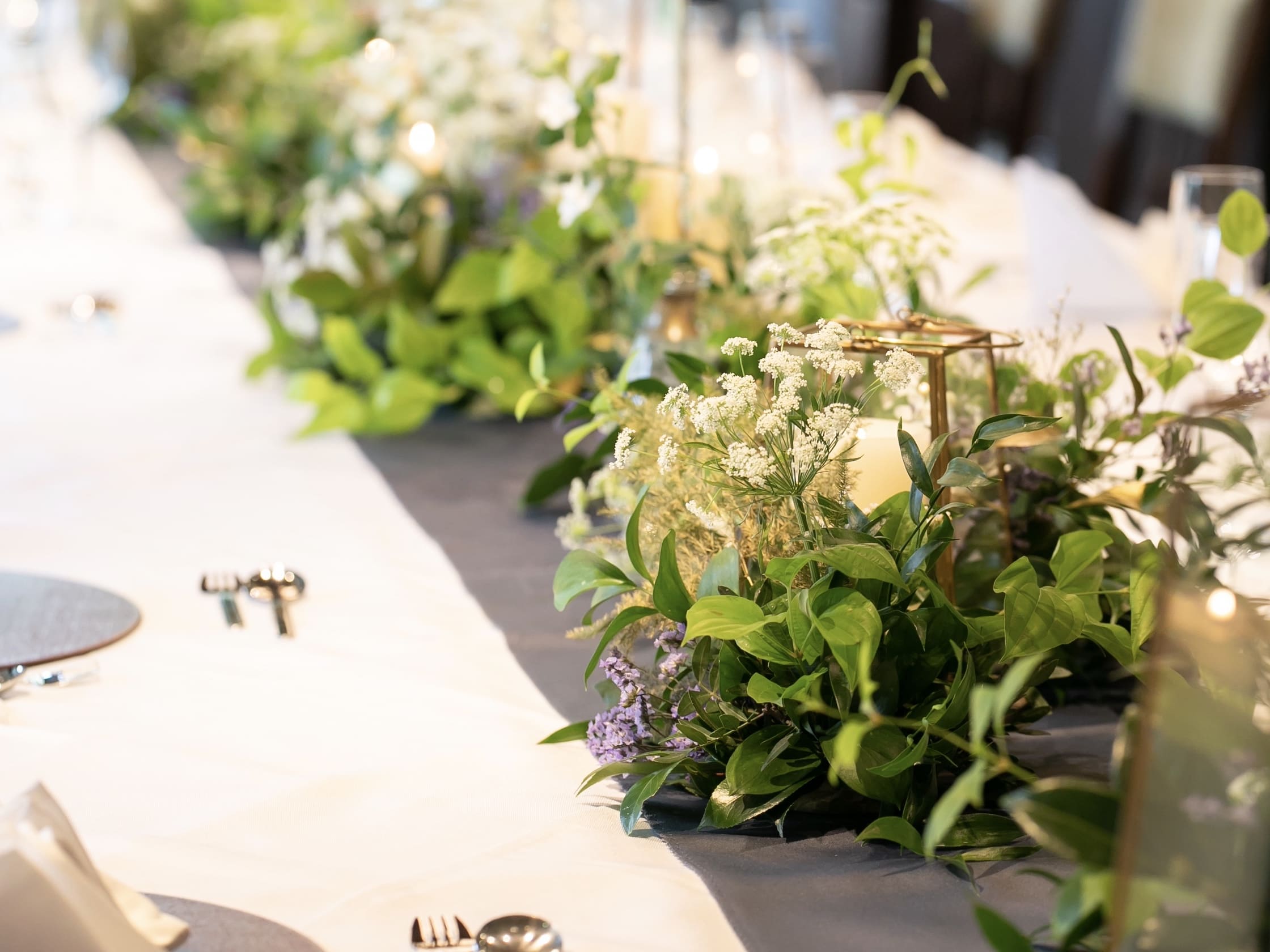 ナチュラルでアットホームなお式を予定されている花嫁様におすすめのザ・トリートドレッシング名古屋店にて人気のモニークルイリエのレースが美しいウェディングドレス