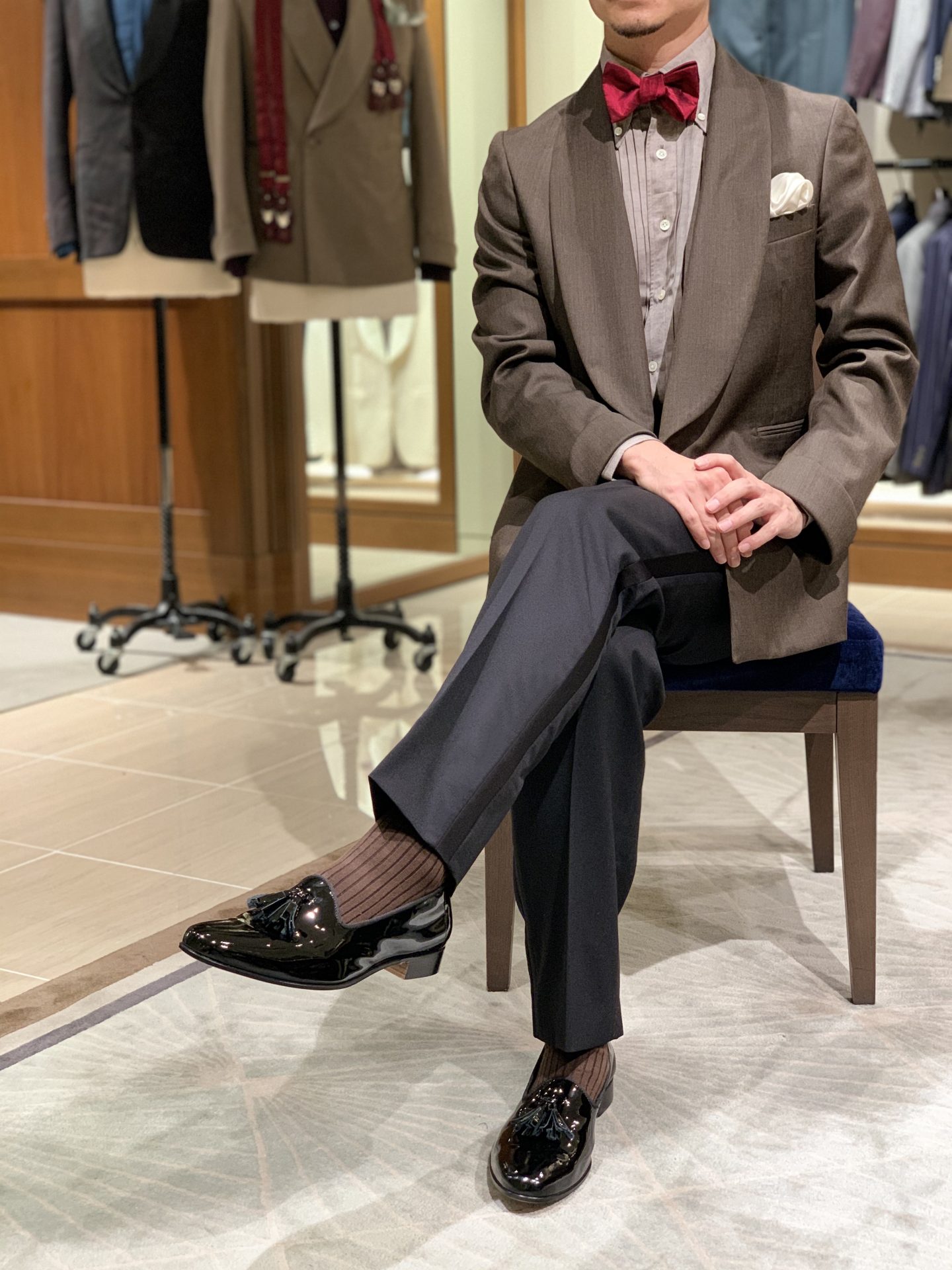 ザ・トリートドレッシングの赤い蝶ネクタイがポイントのベージュでまとめたワントーンカラーコーディネート