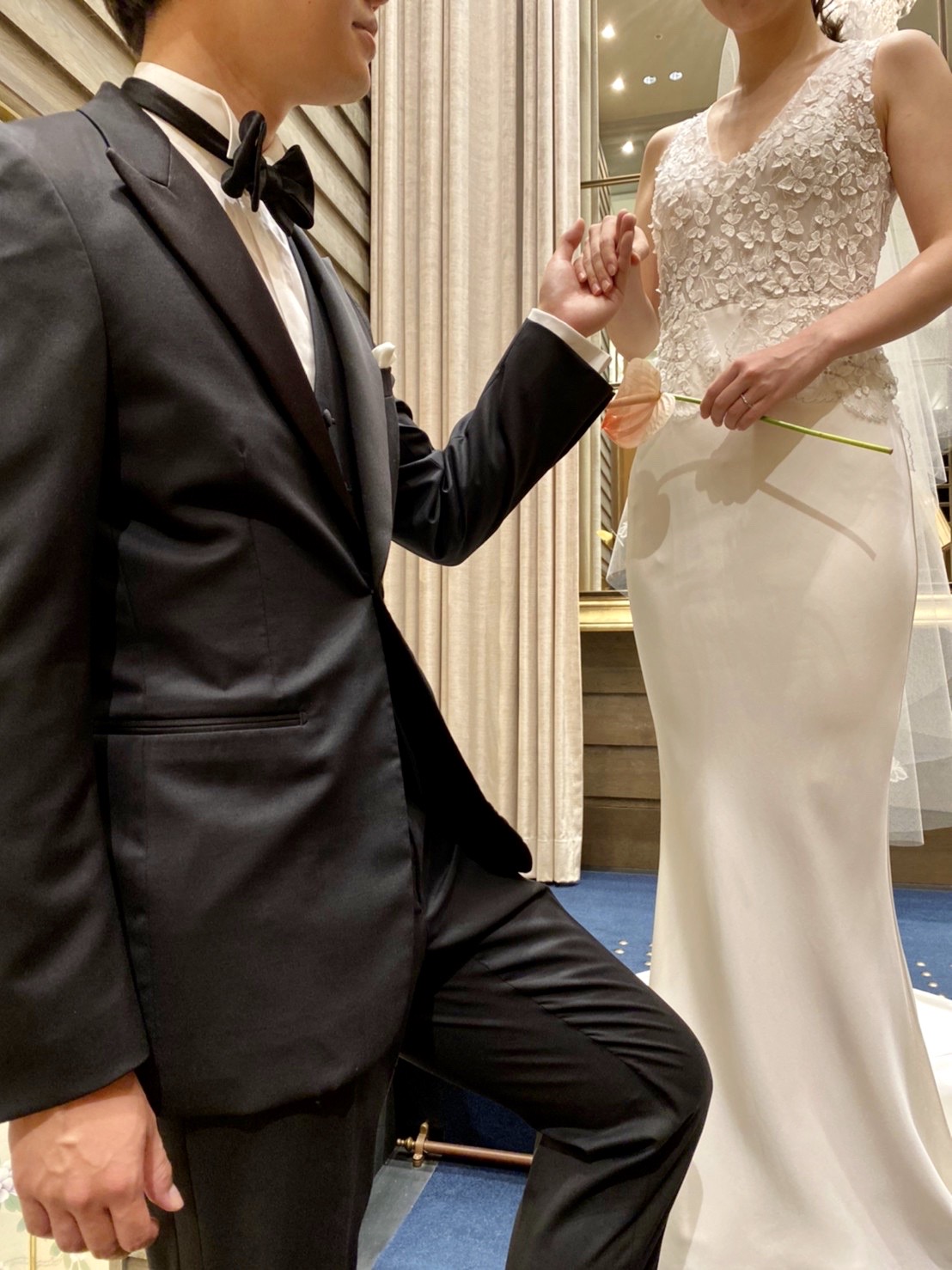 ナイトパーティにも合うTREAT Gentleman(トリート・ジェントルマン)のブラックのタキシードとウエディングドレスのブライズスタイル