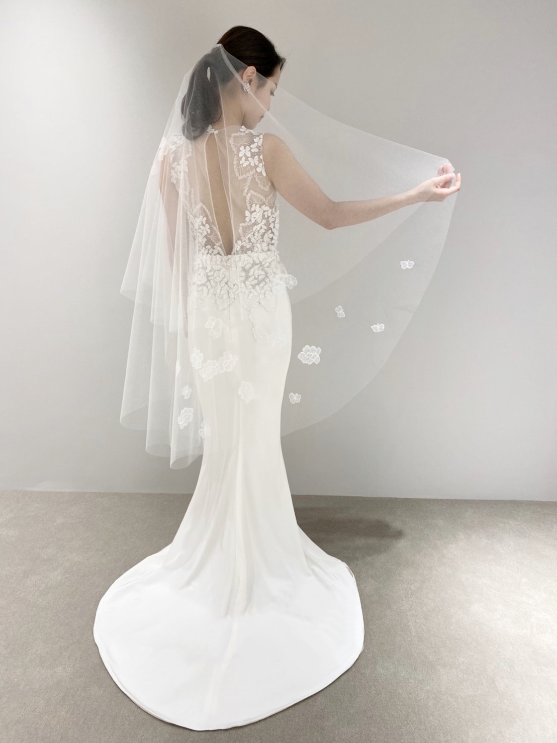 ザ・トリートドレッシング大阪店からザ・ガーデンオリエンタル・大阪に合う透明感溢れる立体的な刺繍が特徴的なソフトマーメイドラインのウェディングドレス