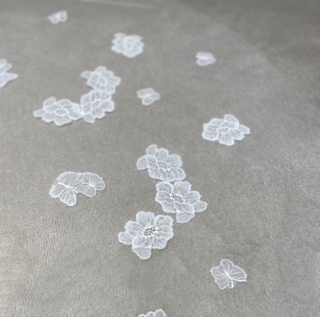 トリート・メゾンから新作の繊細で上質な蝶々をモチーフとしたレースのベールのコーディネート