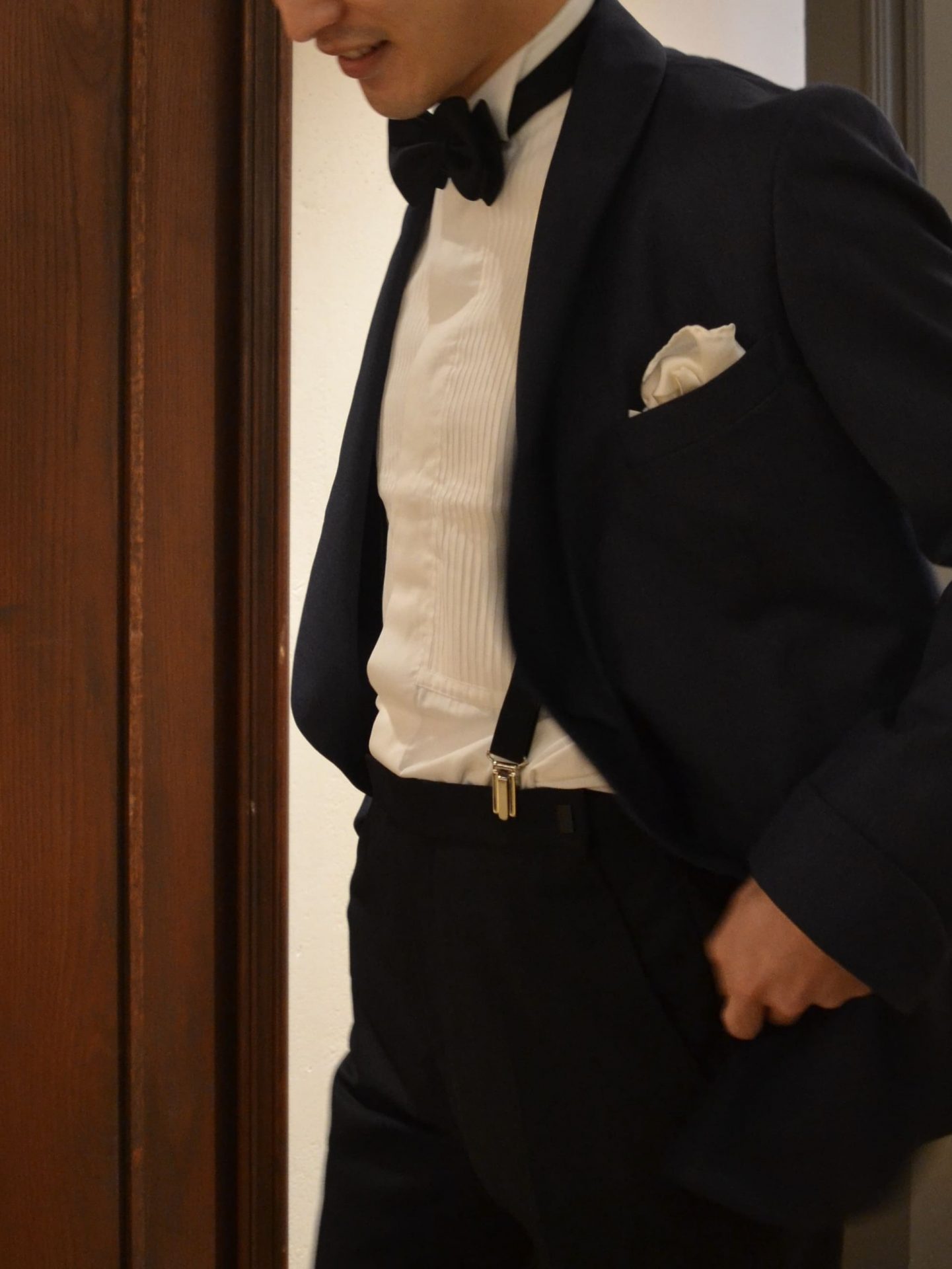 ナチュラルでアットホームなお式や会場にTREAT Gentlman(トリートジェントルマン)がおすすめしたいネイビーのタキシードと100HANDS(ハンドレッドハンズ)のプリーツシャツのコーディネート