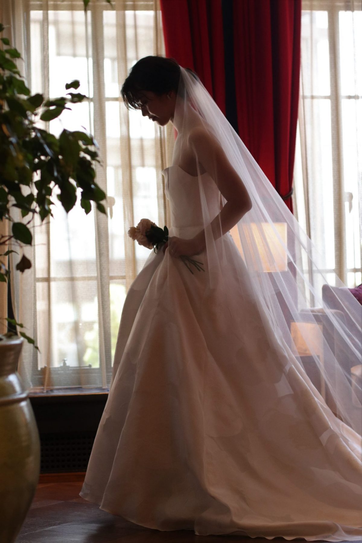 大人な花嫁様に人気の赤坂プリンスクラシックハウスのクラシックでお洒落な雰囲気に合わせて、軽やかなAラインのウェディングドレスに透明感のあるロングベールをつけた厳かな雰囲気を演出しています