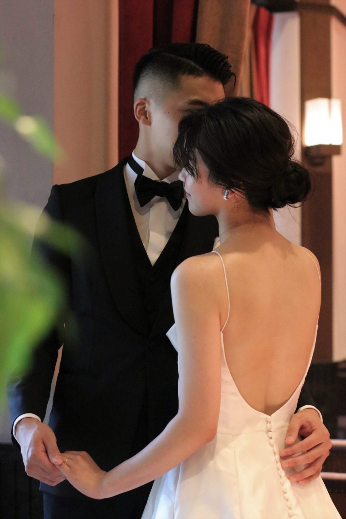 ザ・トリート・ドレッシング アディション店に届いたレラ・ローズの新作ウェディングドレスはトレンドのスパゲッティストラップというキャミソール紐が、レストランウェディングやガーデンウェディングのようなアットホームな披露宴によく合います