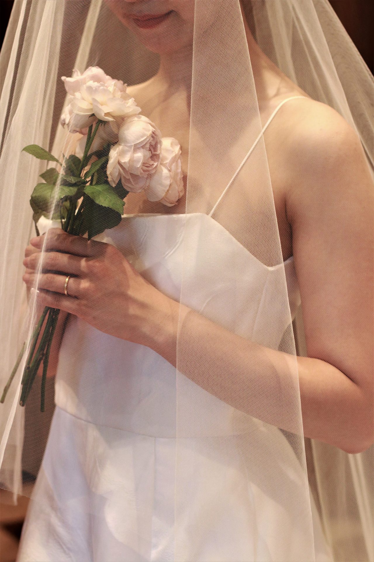 シンプルが好きな花嫁が選んだのは、レラ・ローズのAラインのウェディングドレスに、薄ピンクのバラを数本束ねただけのシングルブーケを合わせた、他の花嫁と被らないお洒落なコーディネートです