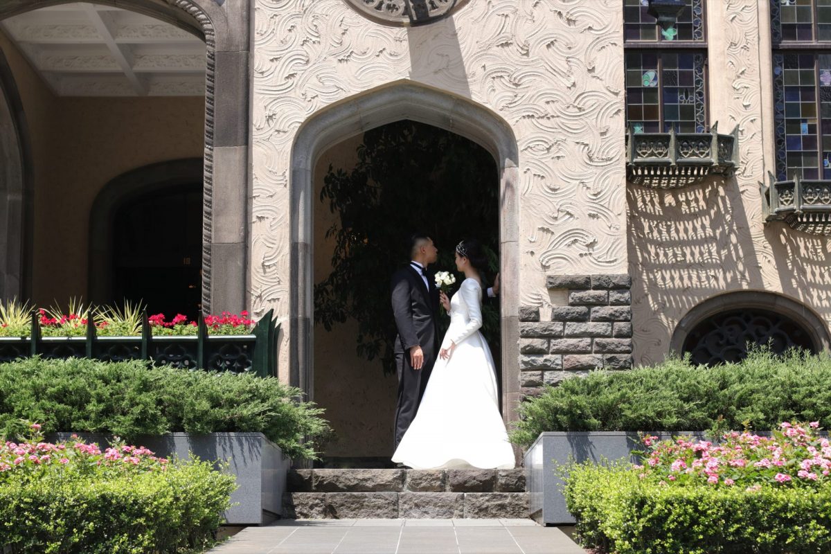 東京で人気の結婚式場、赤坂プリンスクラシックハウスには写真映えスポットが沢山あり、クラシカルな雰囲気の前撮りや、バラ園での春のロケーション撮影もおすすめです