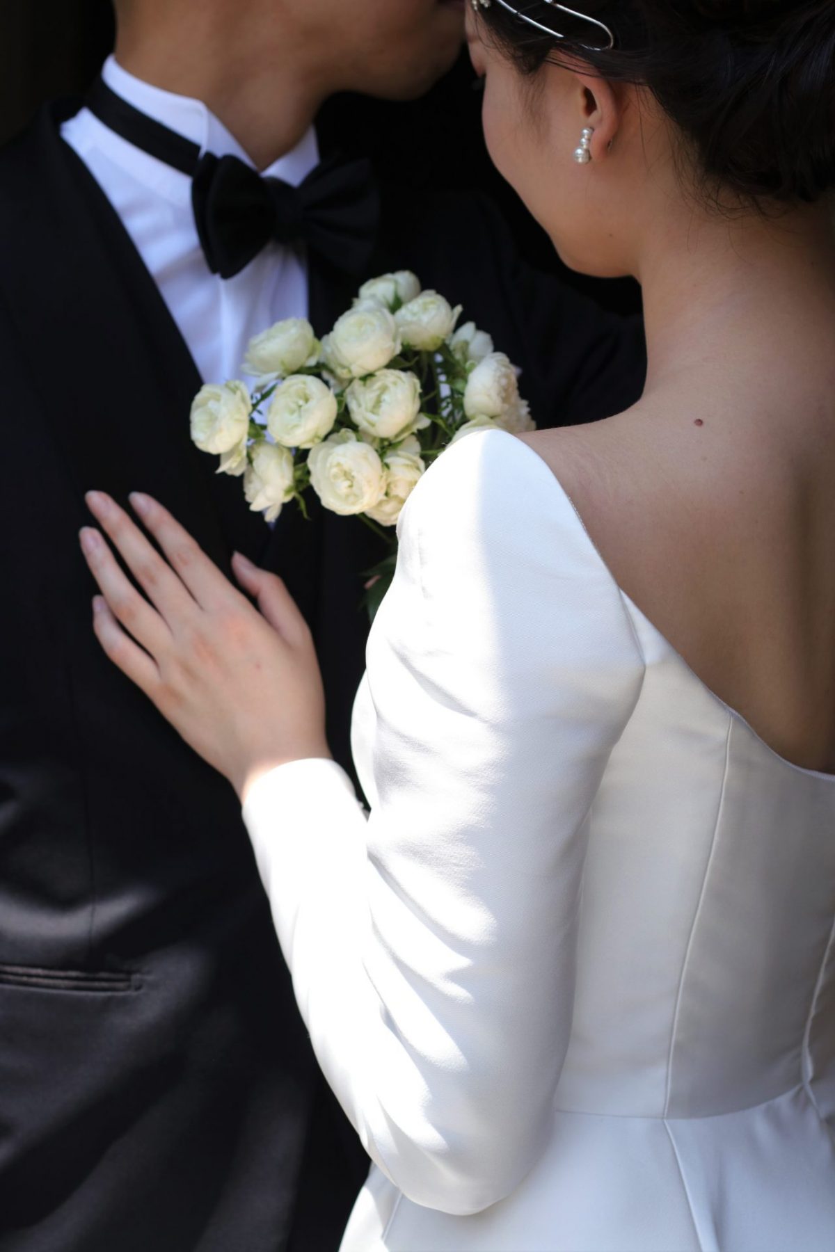 トレンドのバックコンシャスな背中が空くデザインは女性らしい華奢さを演出し、上半身をすっきりと見せる効果があり、赤坂プリンスクラシックハウスでお式を挙げられるお洒落な花嫁様に人気なウェディングドレスです