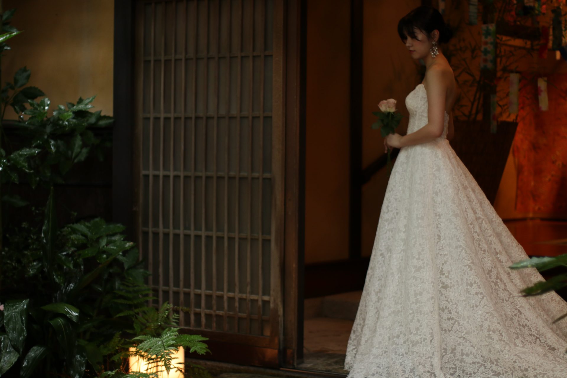 料亭河文とザカワブンナゴヤでのお式と前撮りにおすすめのレースが美しいAラインのウエディングドレス