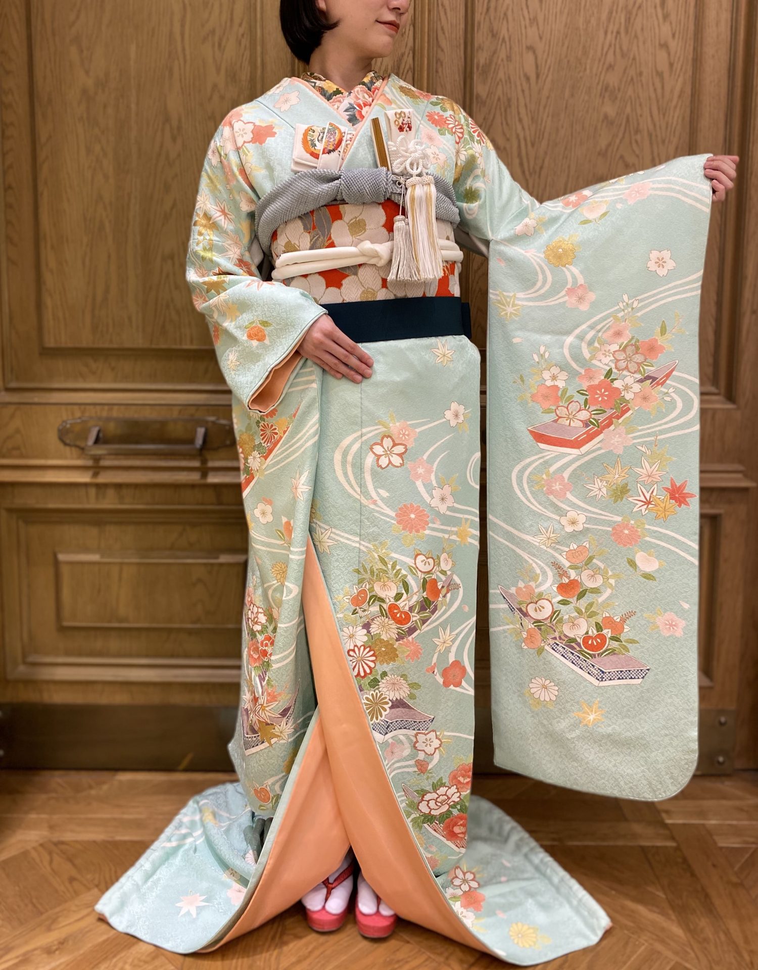ザトリートドレッシング名古屋店で人気の淡い色の本振袖のコーディネート