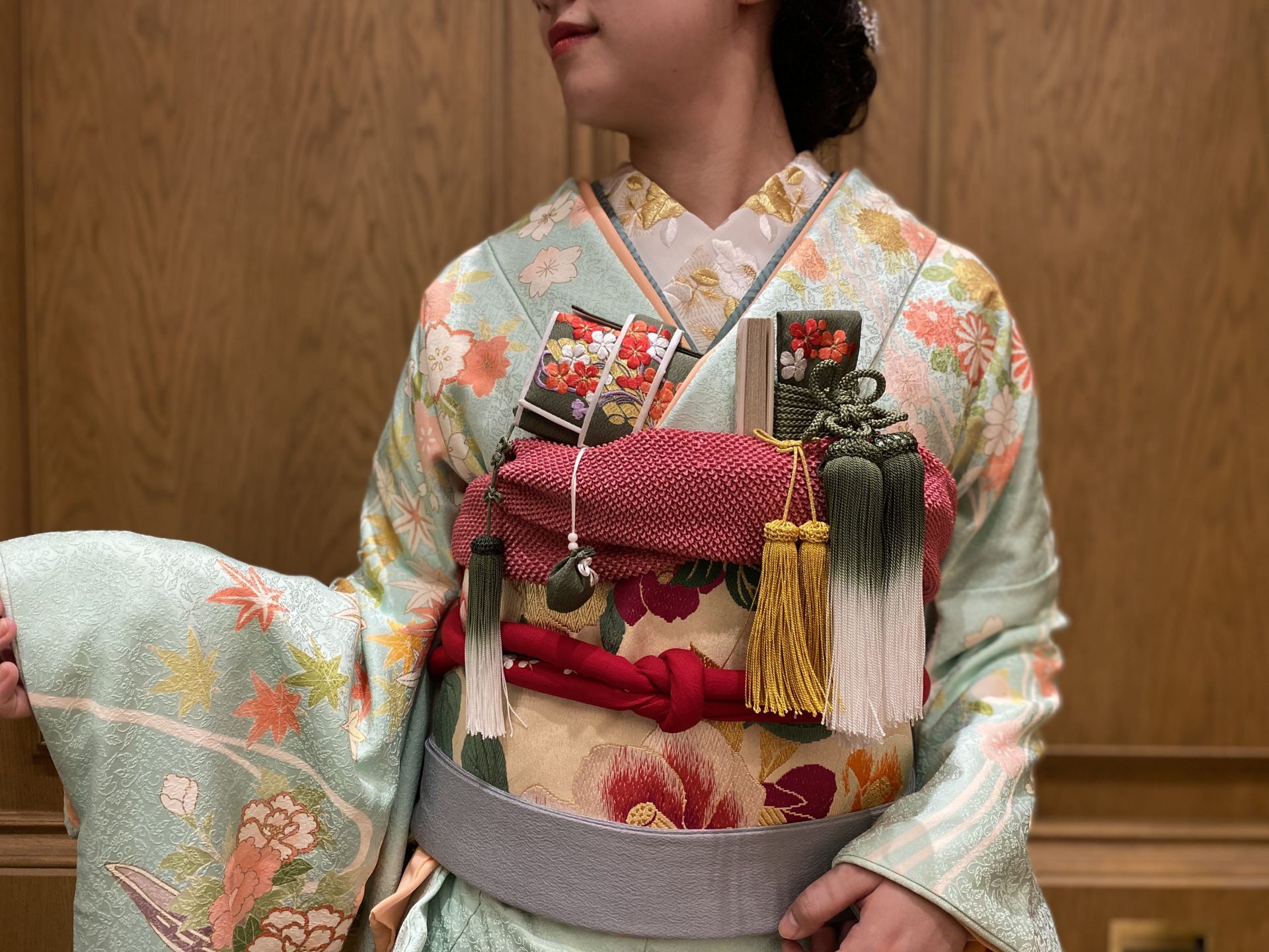ナチュラルな会場や木目調の会場に人気の淡い色味のザトリートドレッシングの和装のコーディネート